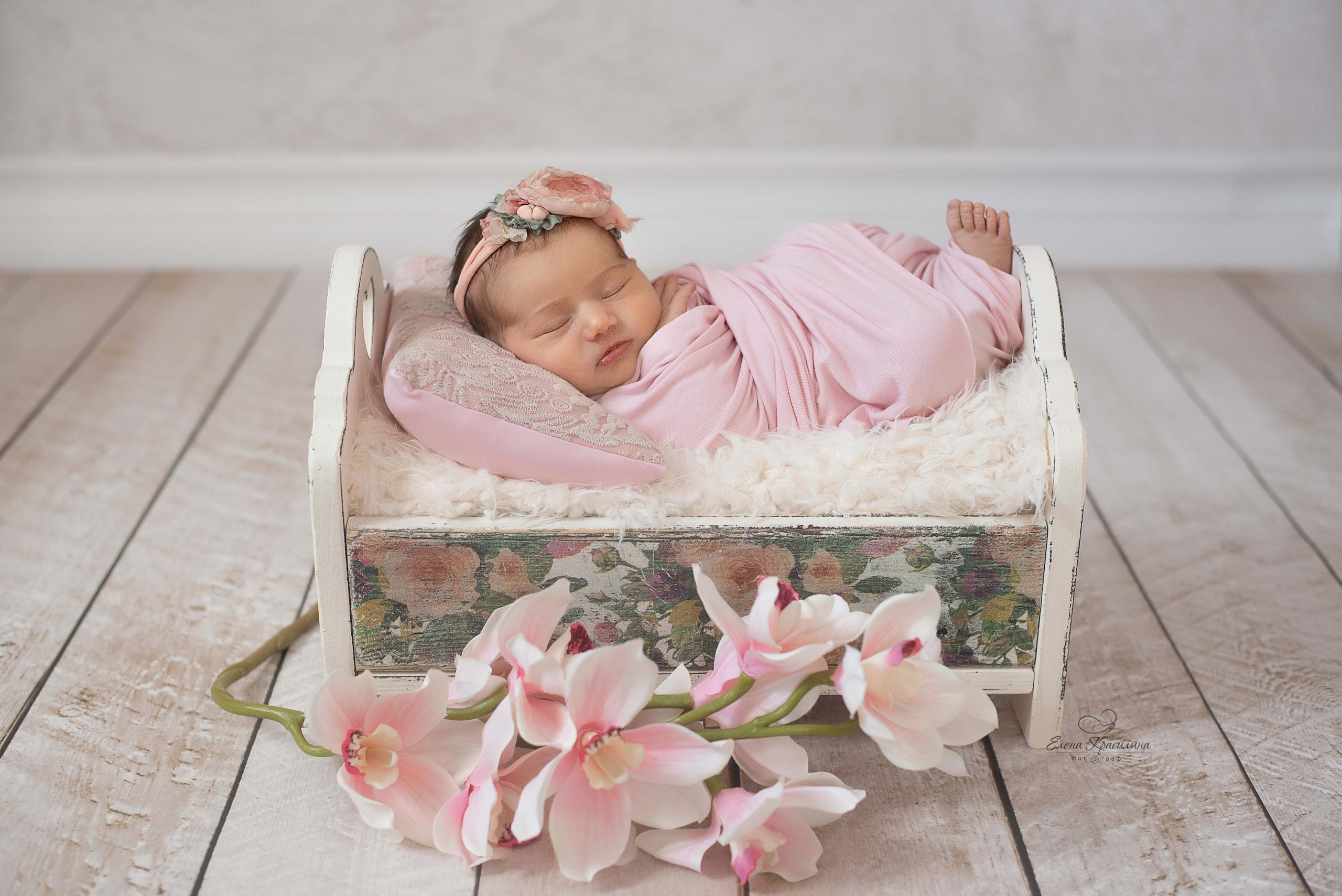 Майя крепко спит в кроватке