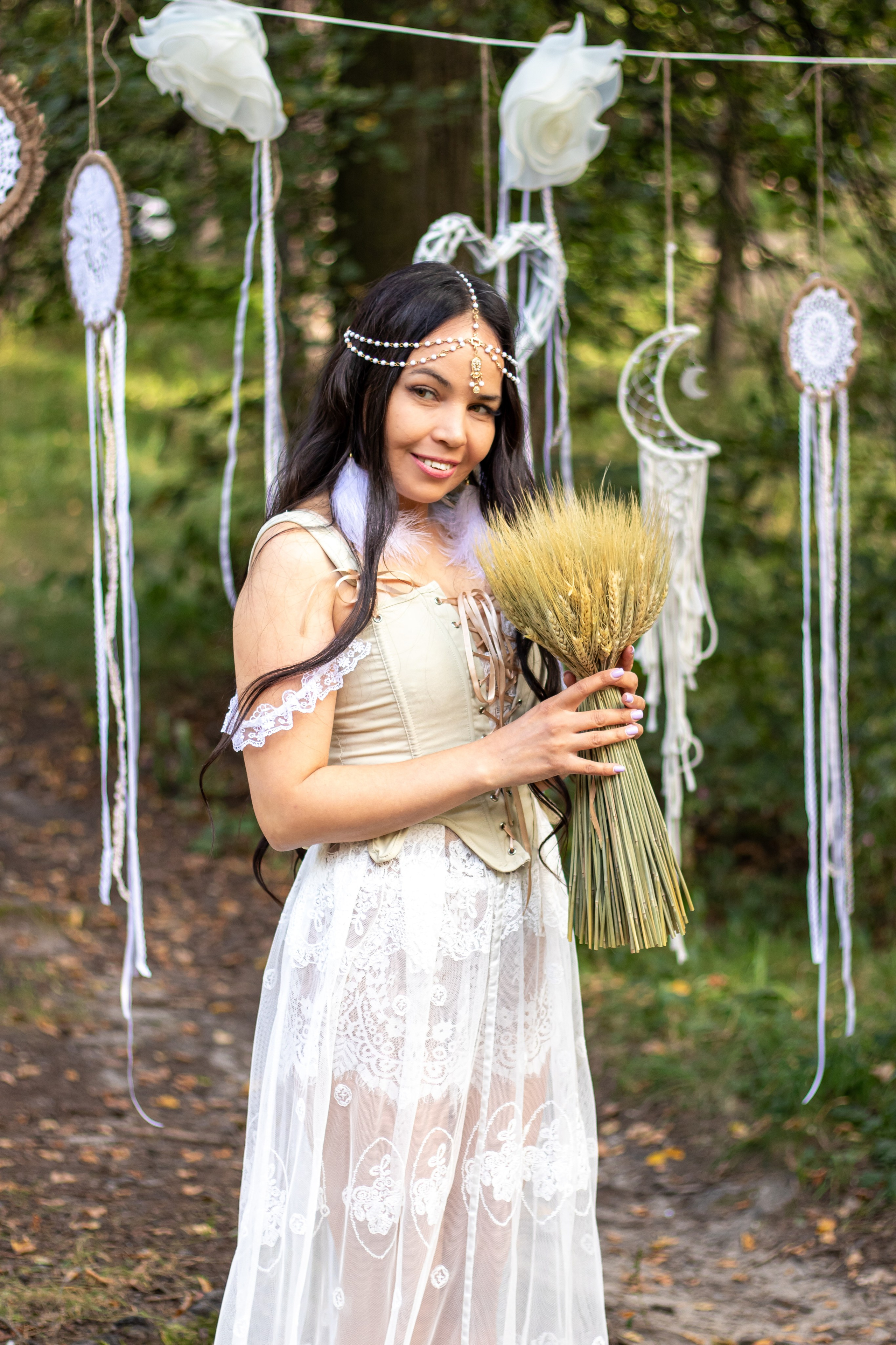Девушка держит букет колосьев, фотосессия в стиле бохо • фотограф Карасёва Елена