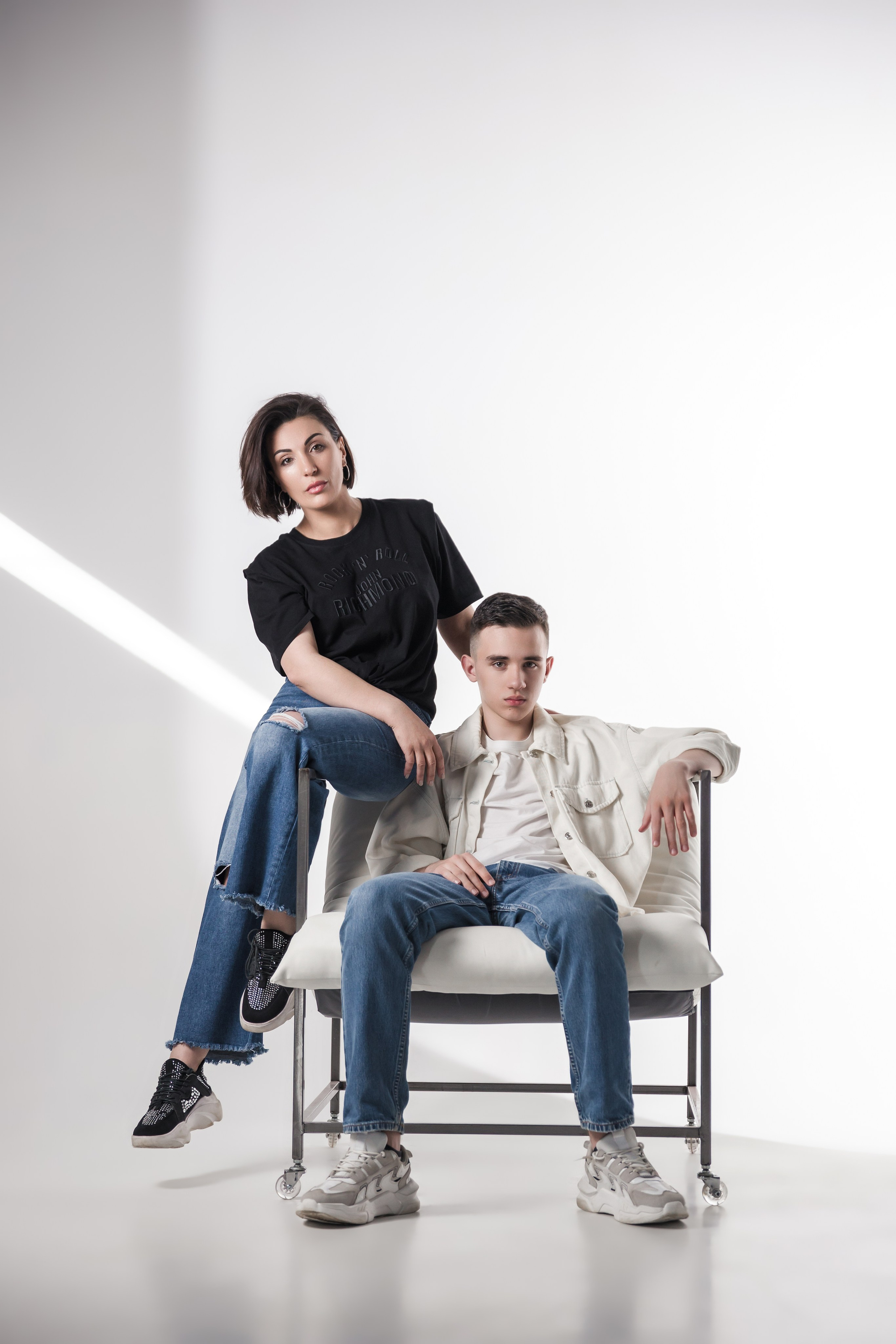 Мама и сын_циклорама. Фотограф Воронеж, Новая Усмань Мария Бублик