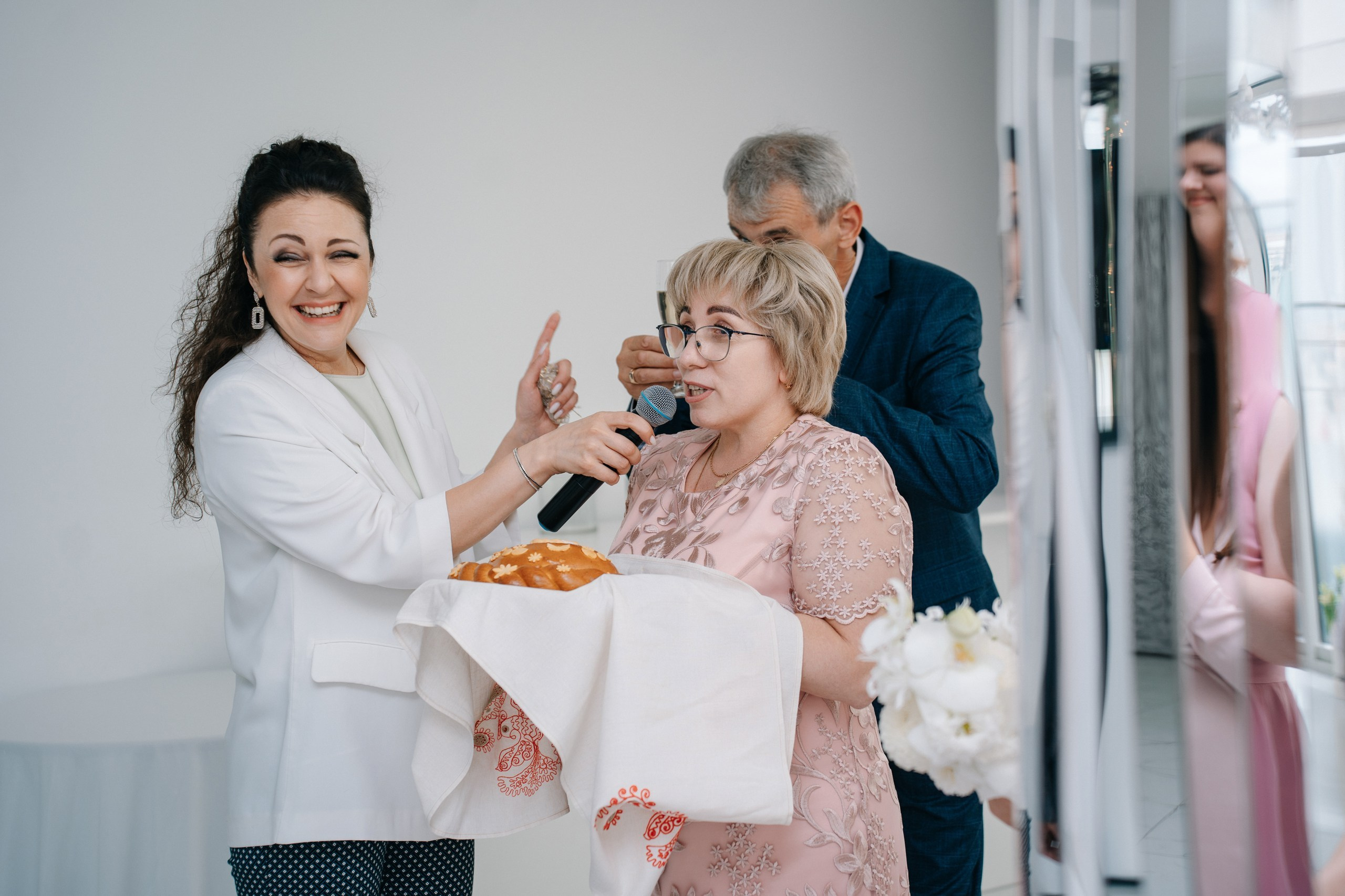 Свадебная фотосессия в отеле Золотое кольцо (Golden Ring Hotel) и ресторане Турандот