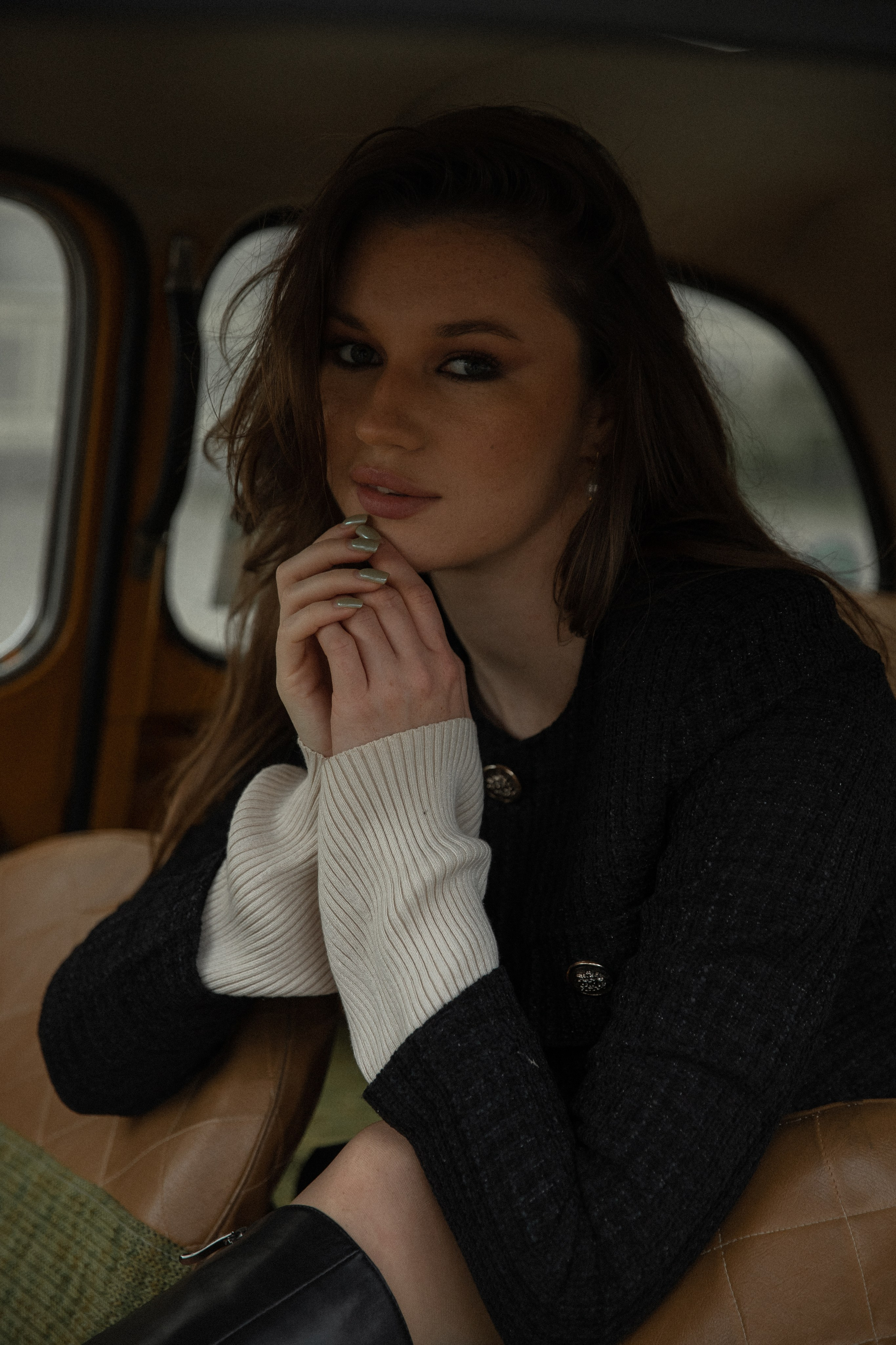 Женская фотосессия с ретро авто. Свадебный фотограф Бакрымова Валентина