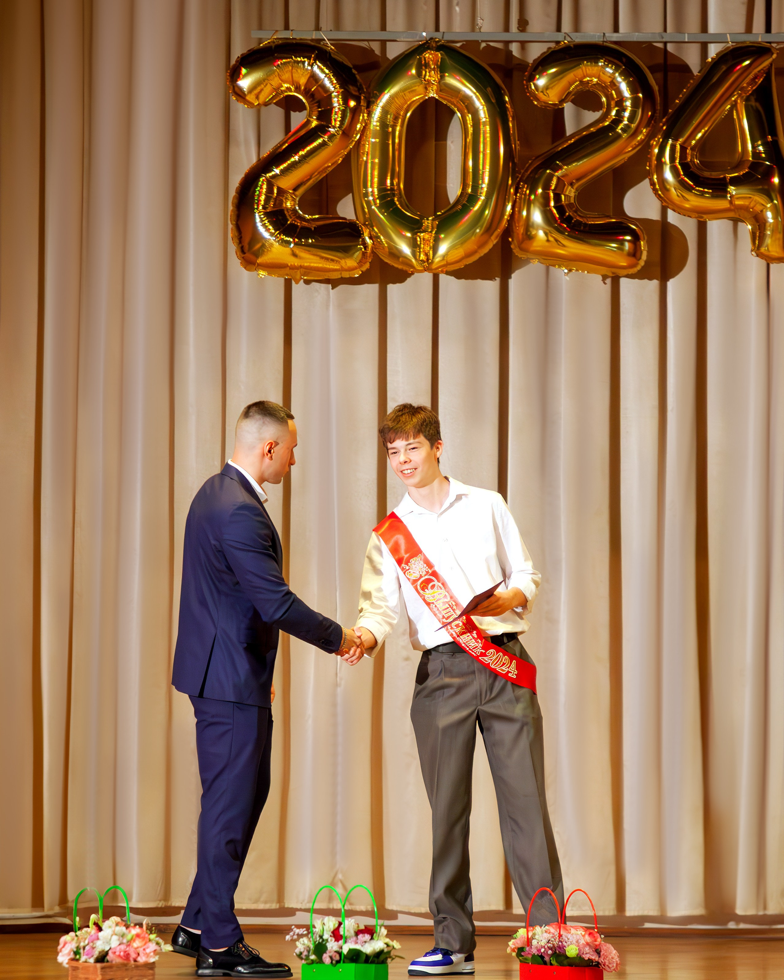 498 школа вручение дипломов, 2024. Выпускные альбомы и школьный фотограф в Подольске, Троицке, Щербинке, Москве и Московской области