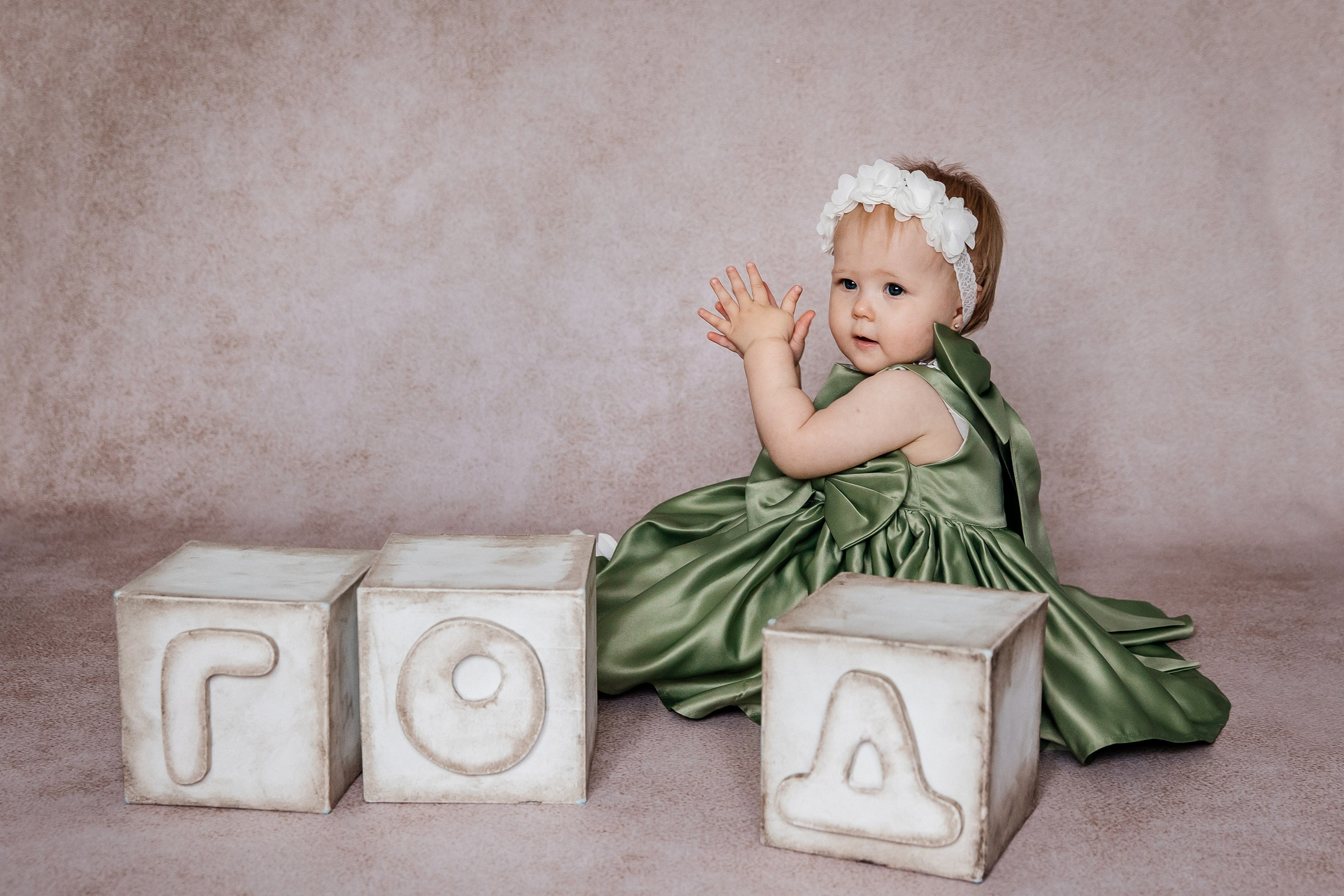 Минимализм (единичка, буквы-кубики, отдельный реквизит на фоне). Детский фотограф, выпускные альбомы в Нижнем Новгороде Бодягина Мария