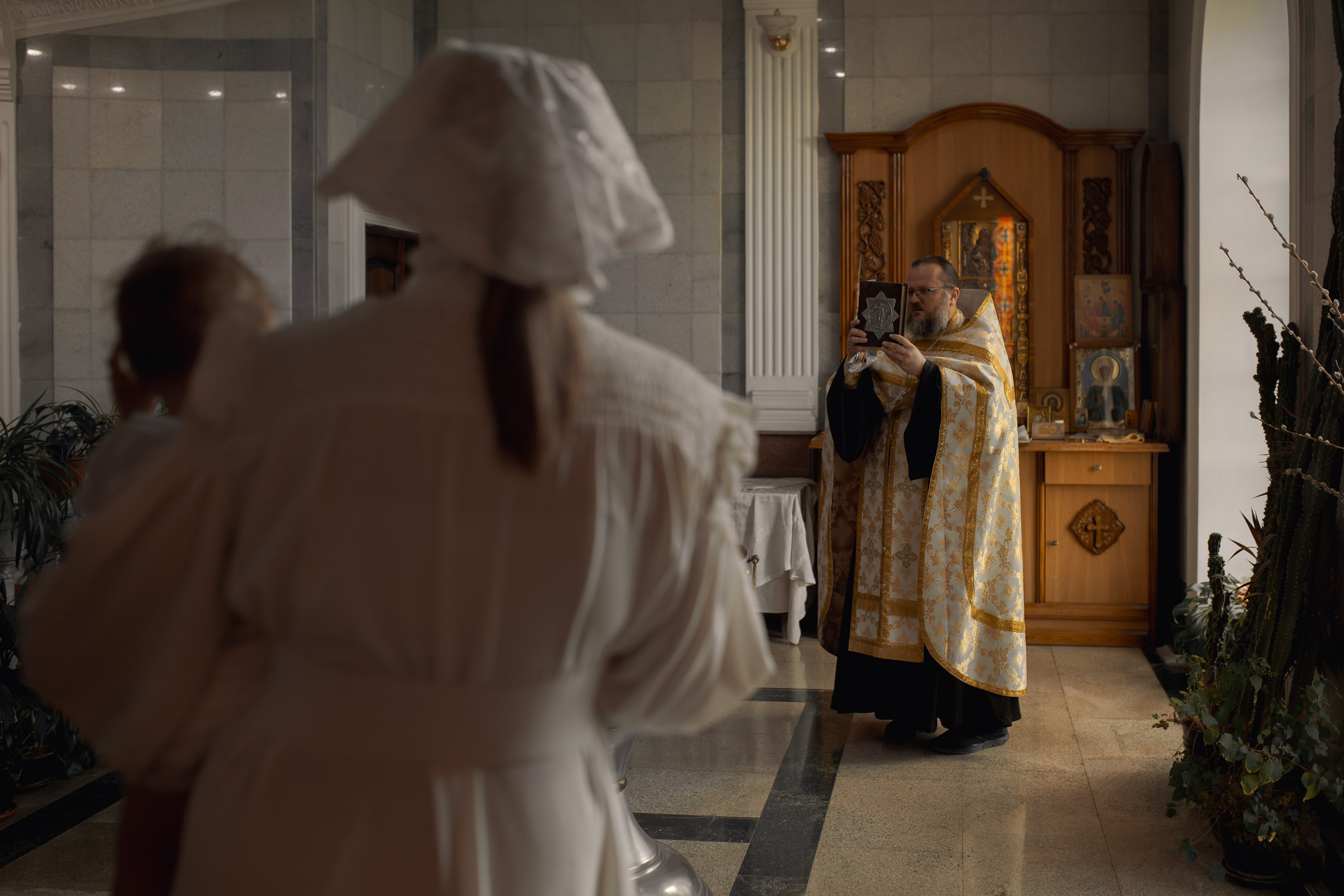 иеромонах Михаил (Столяров) совершает таинство Крещения в Успенском соборе Ташкента