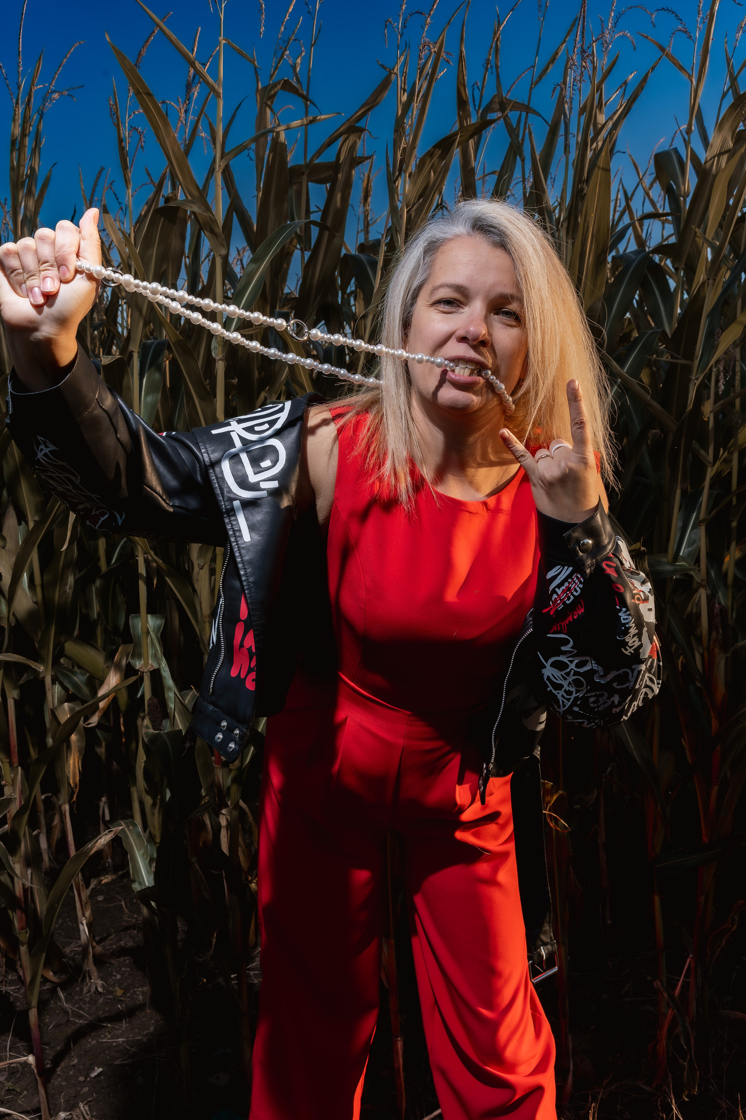 Дерзкая фотосессия девушки в красном комбинезоне в кукурузе