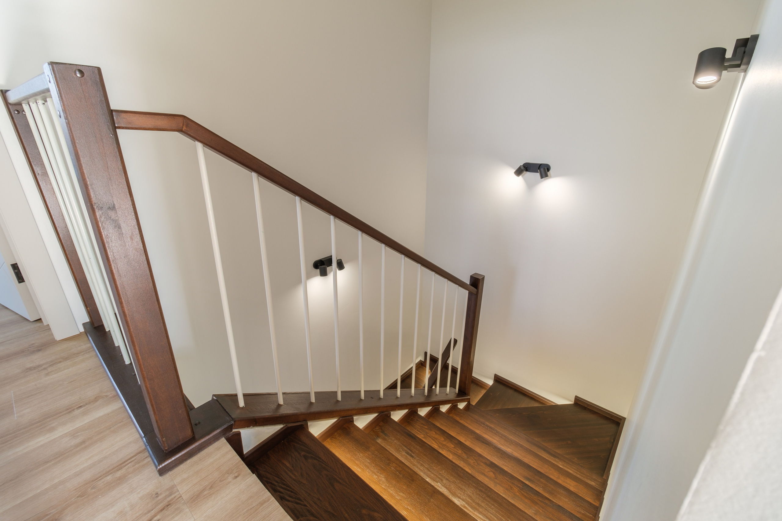 Двухэтажный дом, Вайя