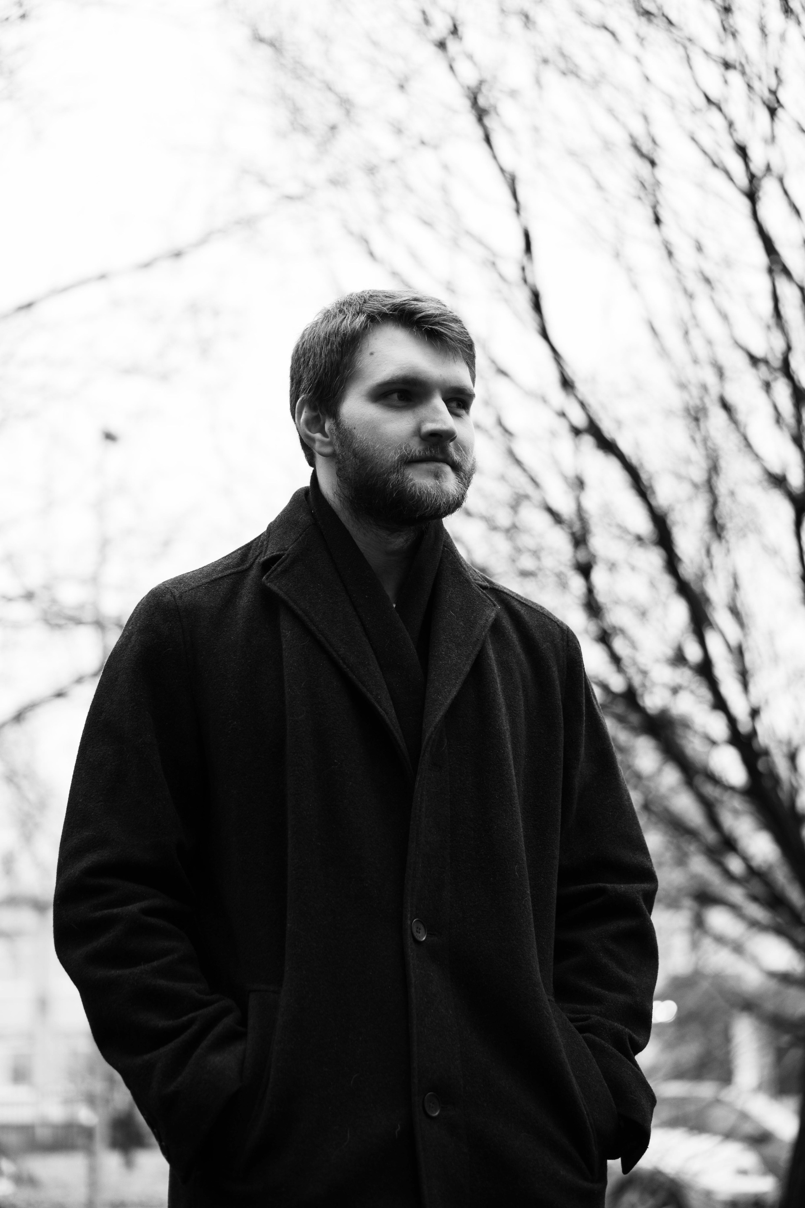 мужской портрет на прогулке осенью 