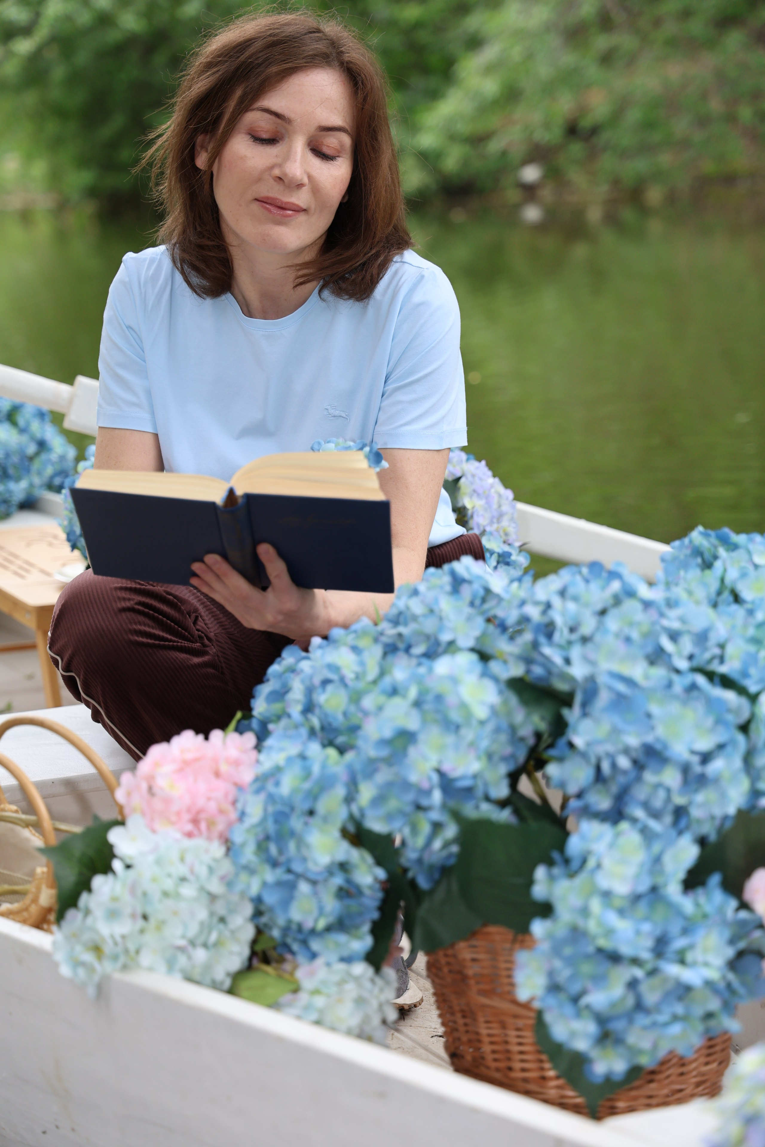 Фотосессия в лодке, лодка, озеро, платье, книга, шляпа, зонт, перчатки, весла, лето. Свадебный, семейный, женский и детский фотограф из Екатеринбурга