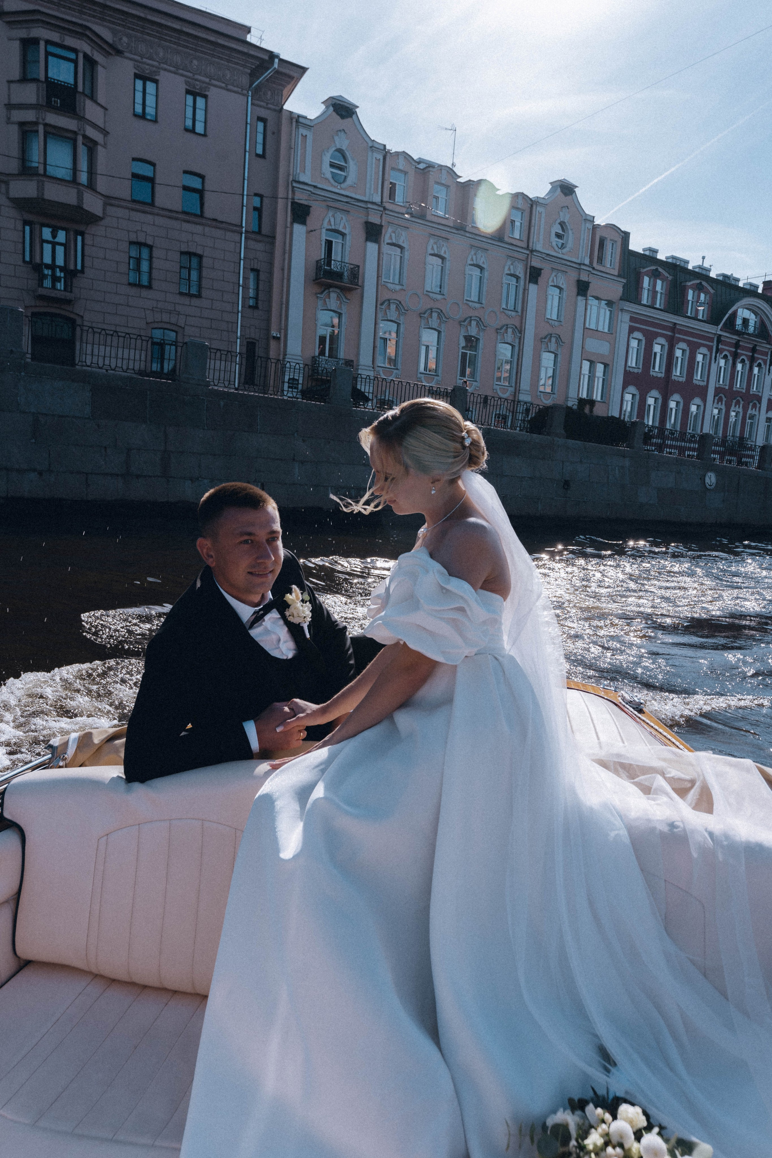 СВАДЕНБНАЯ СЬЕМКА НА КАТЕРЕ ПО КАНАЛАМ САНКТ-ПЕТЕРБУРГА И В АКВАТОРИИ НЕВЫ. Профессиональный фотограф, Санкт-Петербург — Виктория Богомолова