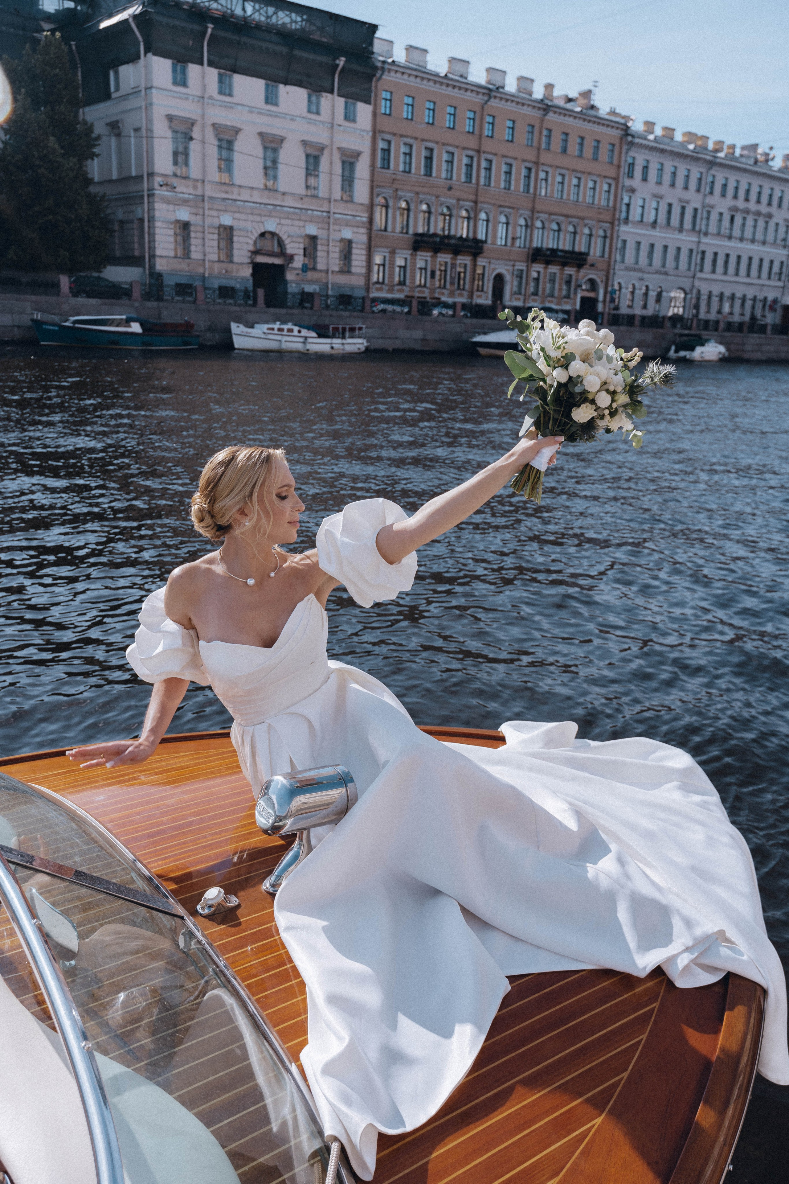 СВАДЕНБНАЯ СЬЕМКА НА КАТЕРЕ ПО КАНАЛАМ САНКТ-ПЕТЕРБУРГА И В АКВАТОРИИ НЕВЫ. Профессиональный фотограф, Санкт-Петербург — Виктория Богомолова