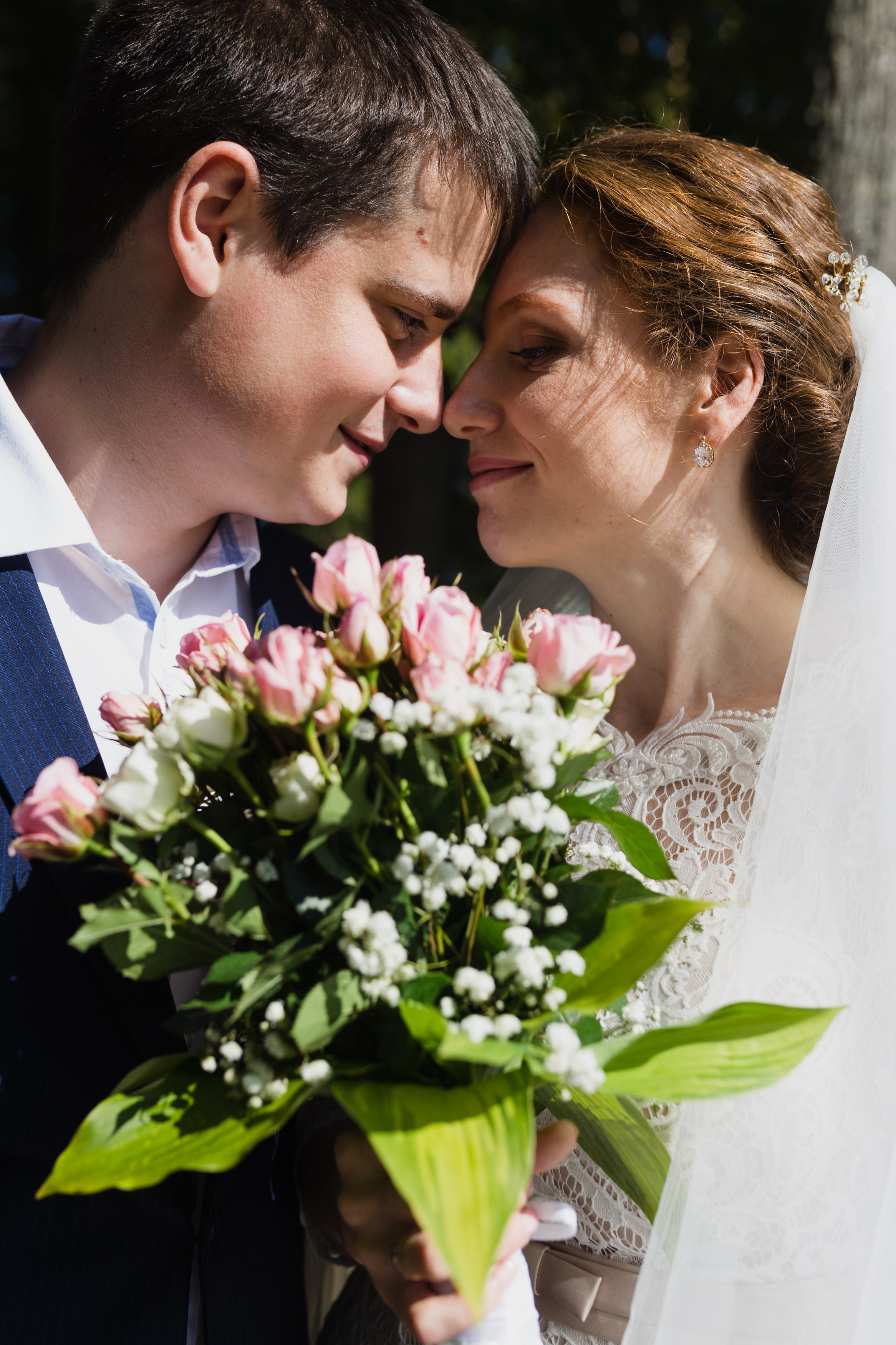 невеста и жених с букетом цветов