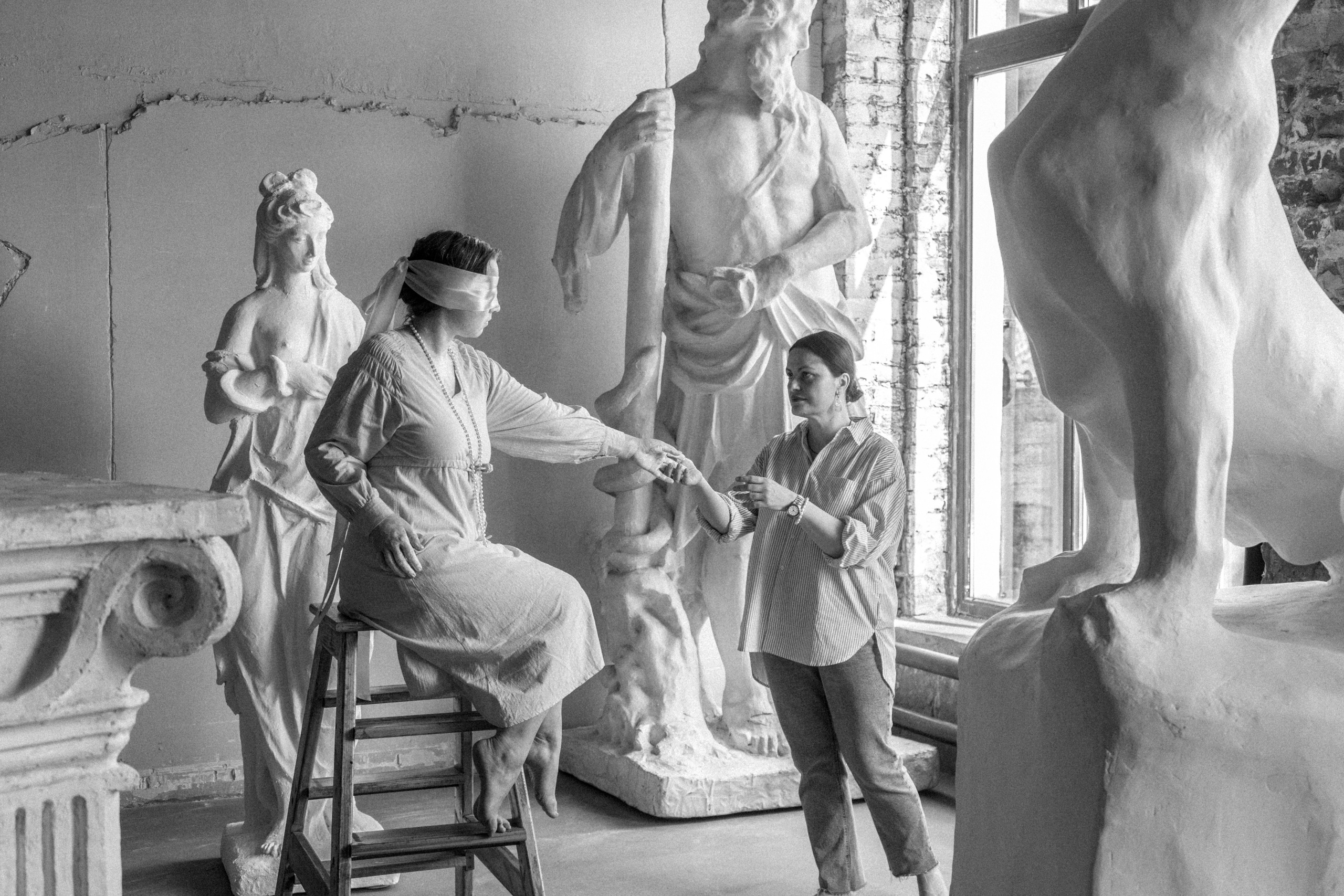 Железо железо острит, и человек изощряет взгляд друга своего