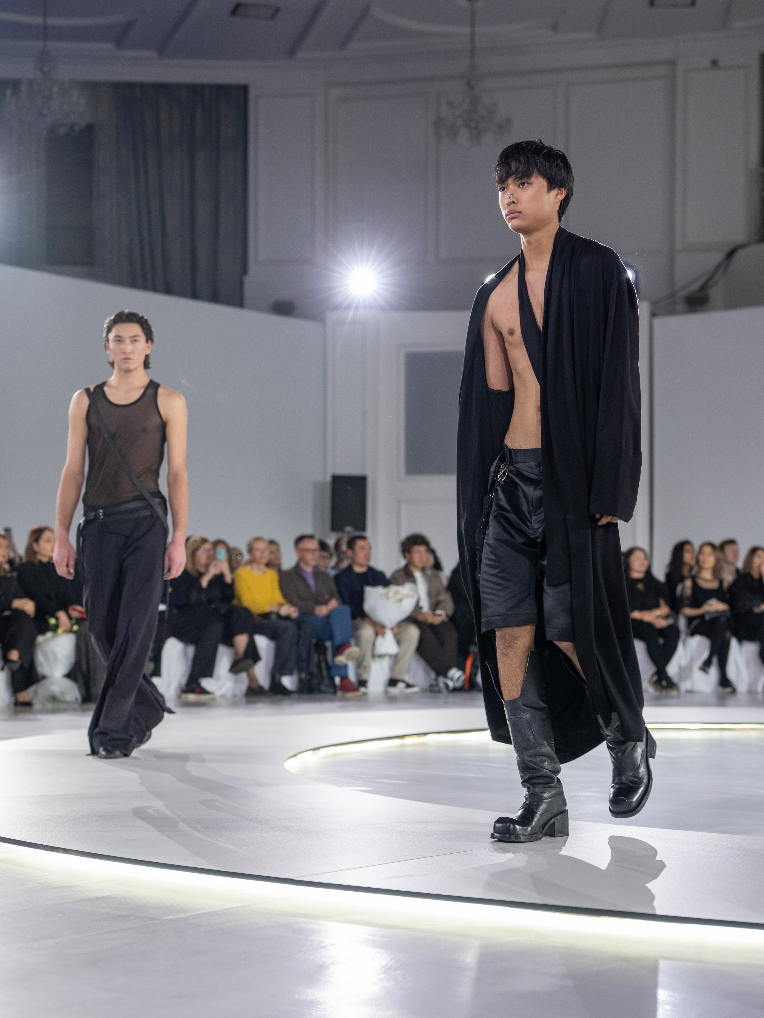 Дизайн DVALI. Сайт Алматинского НЮ АРТ, будуар и фэшн фотографа Дениса Карпенко