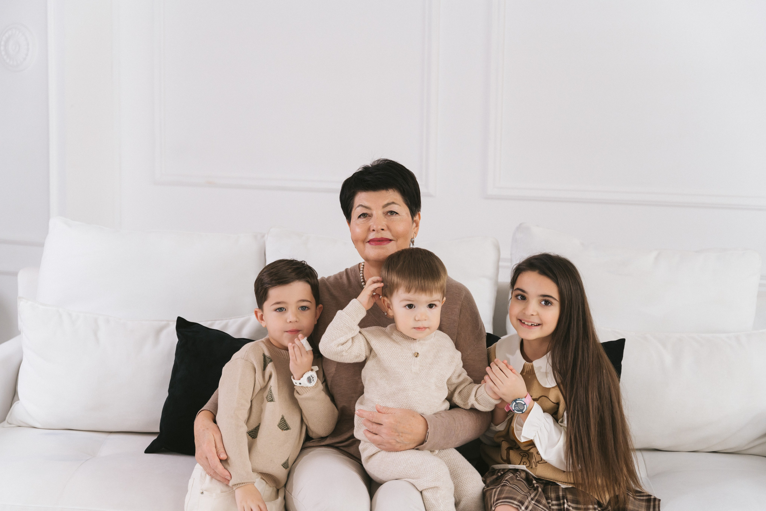 Счастливая бабушка и ее внуки. Портретный и семейный фотограф в Перми Мила Ульянова