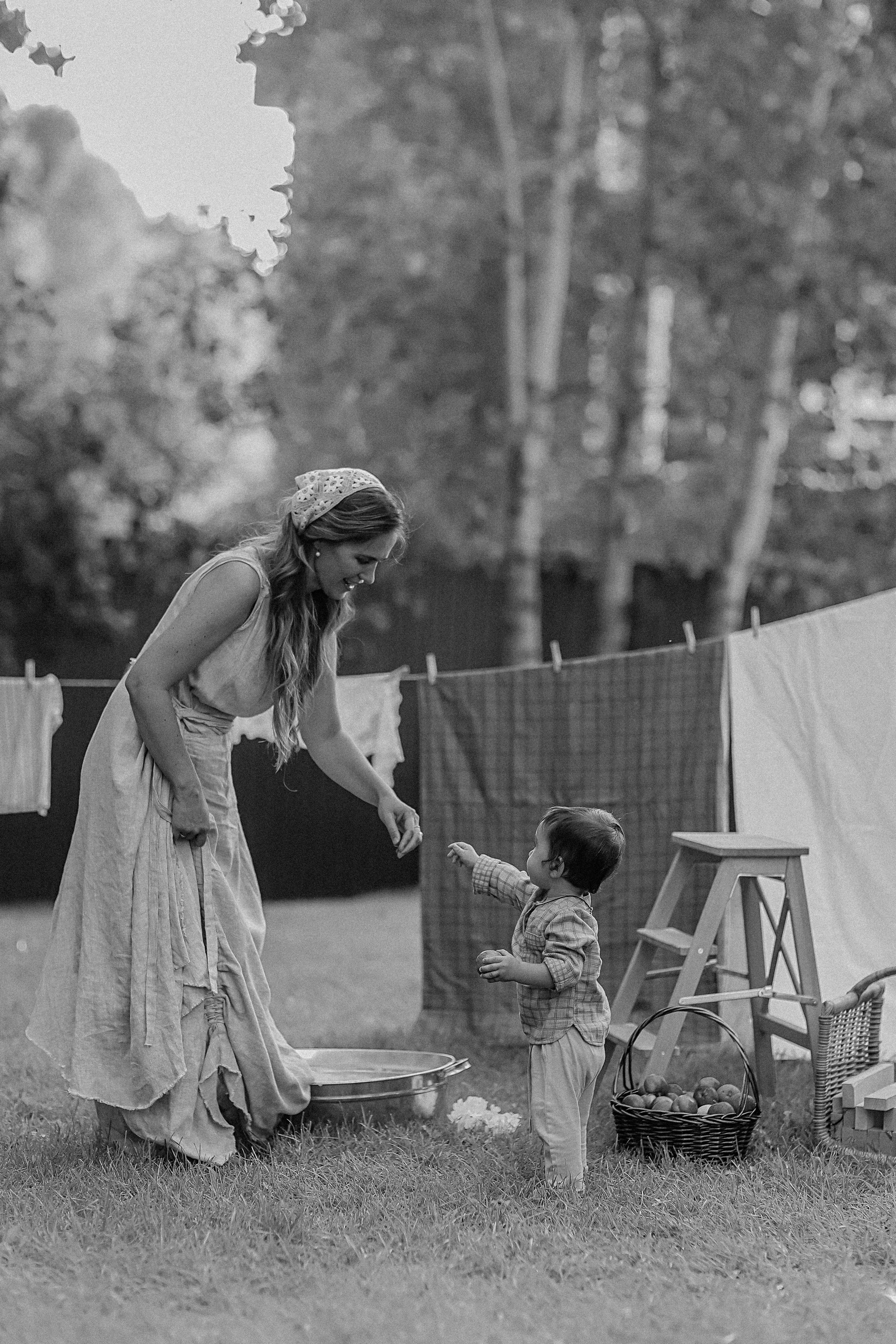 Стирка у дома. Семейный фотограф Тюмень, фотограф на роды Салмина Мария