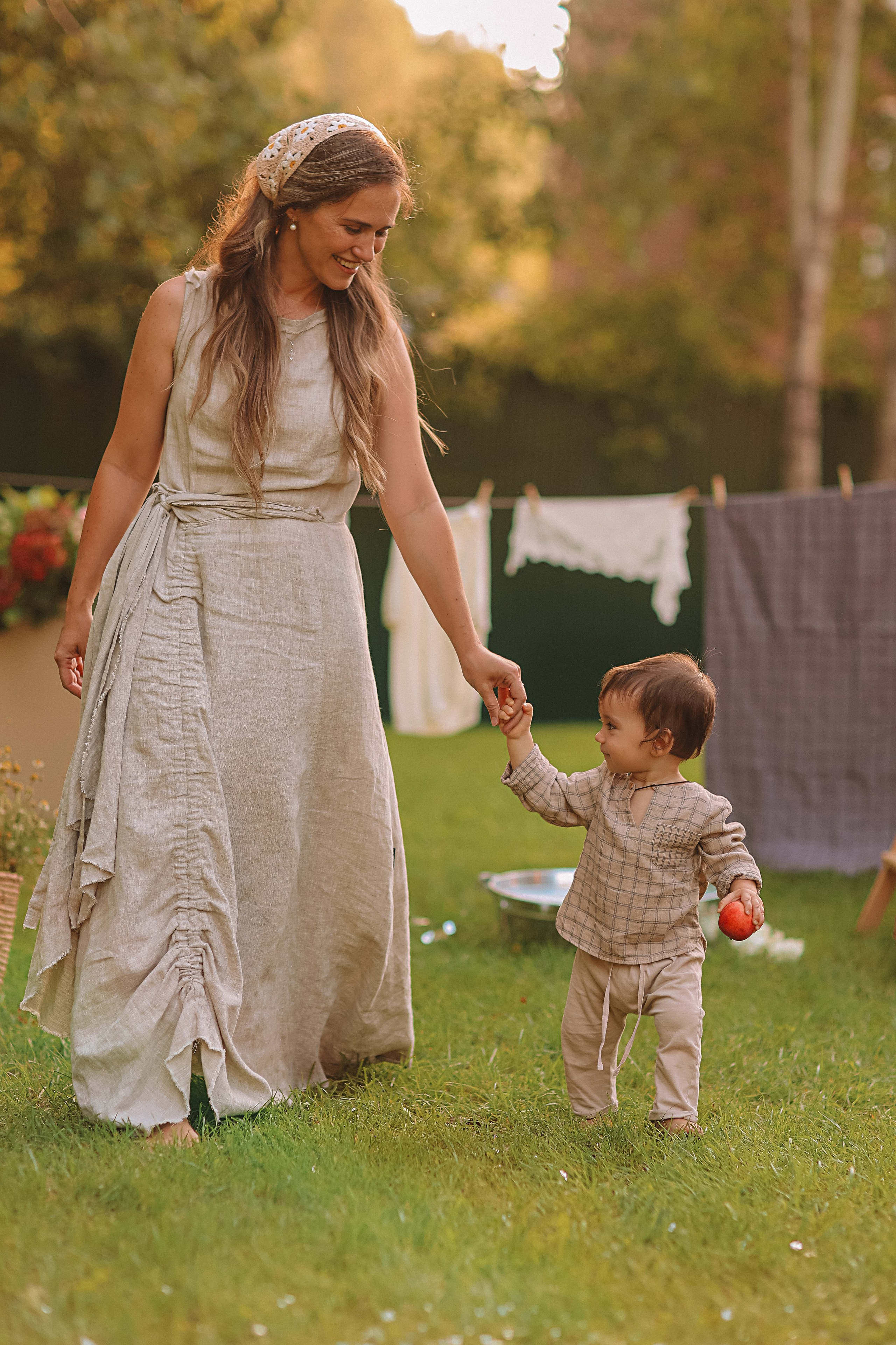 Стирка у дома. Семейный фотограф Тюмень, фотограф на роды Салмина Мария