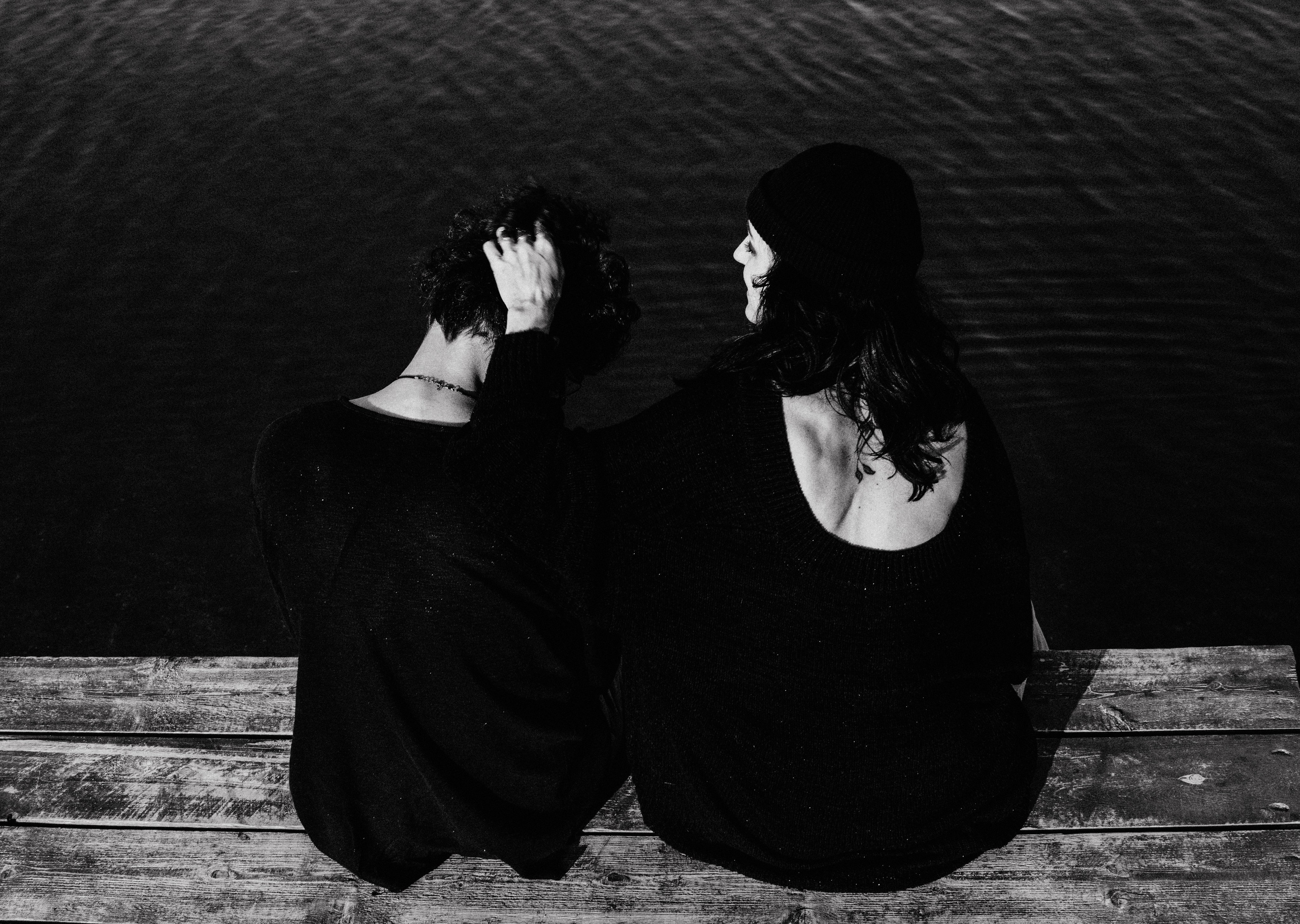 Фотосессия мама и сын сидят на пирсе, Новосибирск