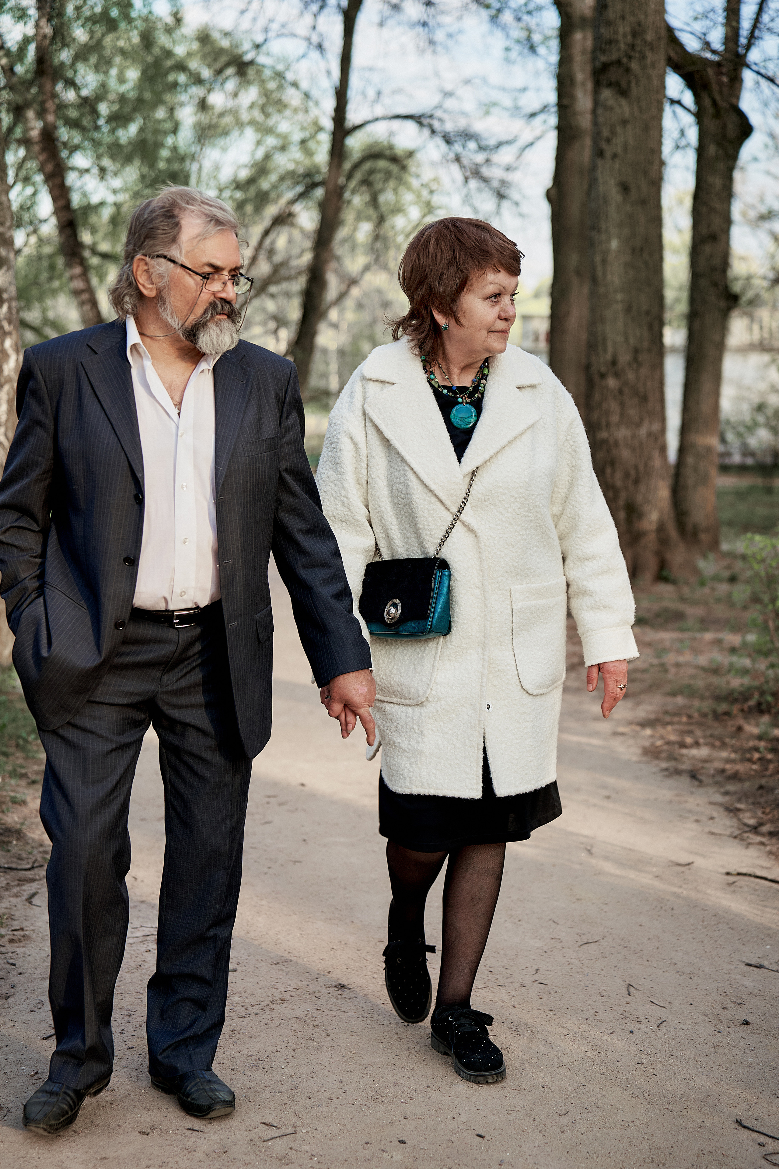 вместе по жизни пара гуляет за руки