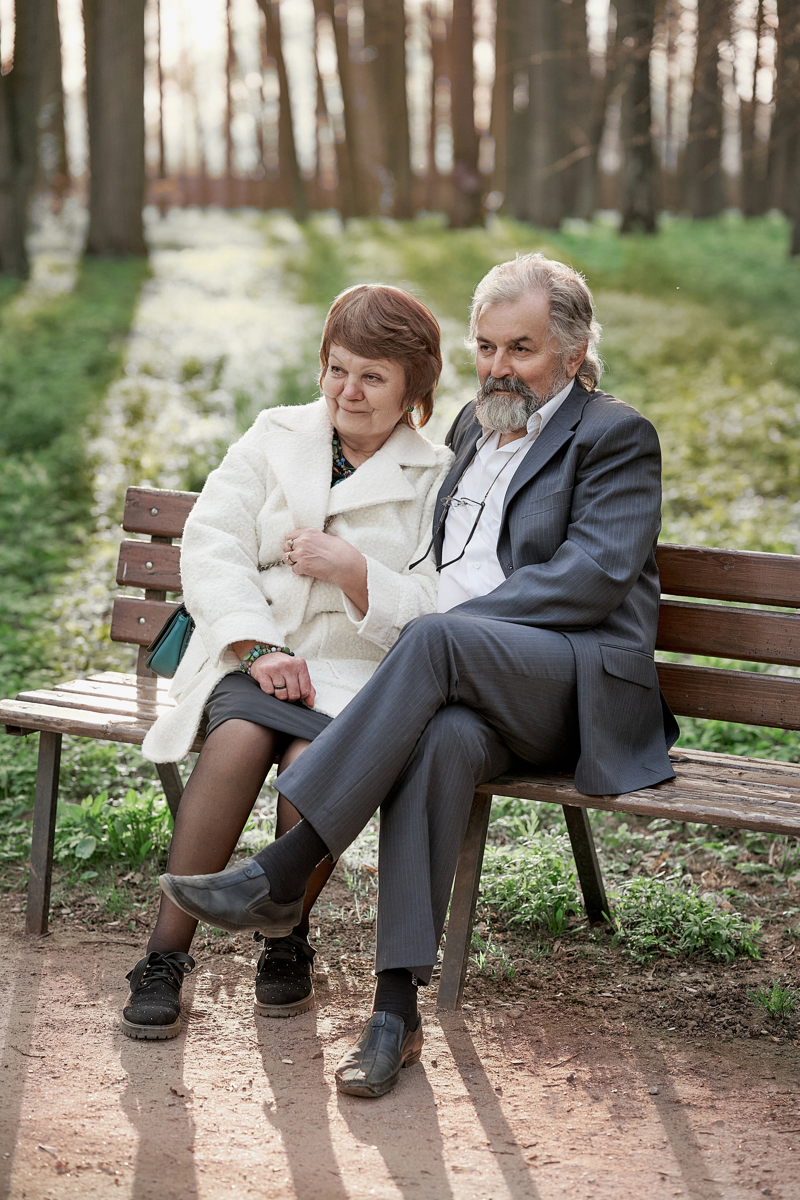 Фото семьи в парке на скамейке