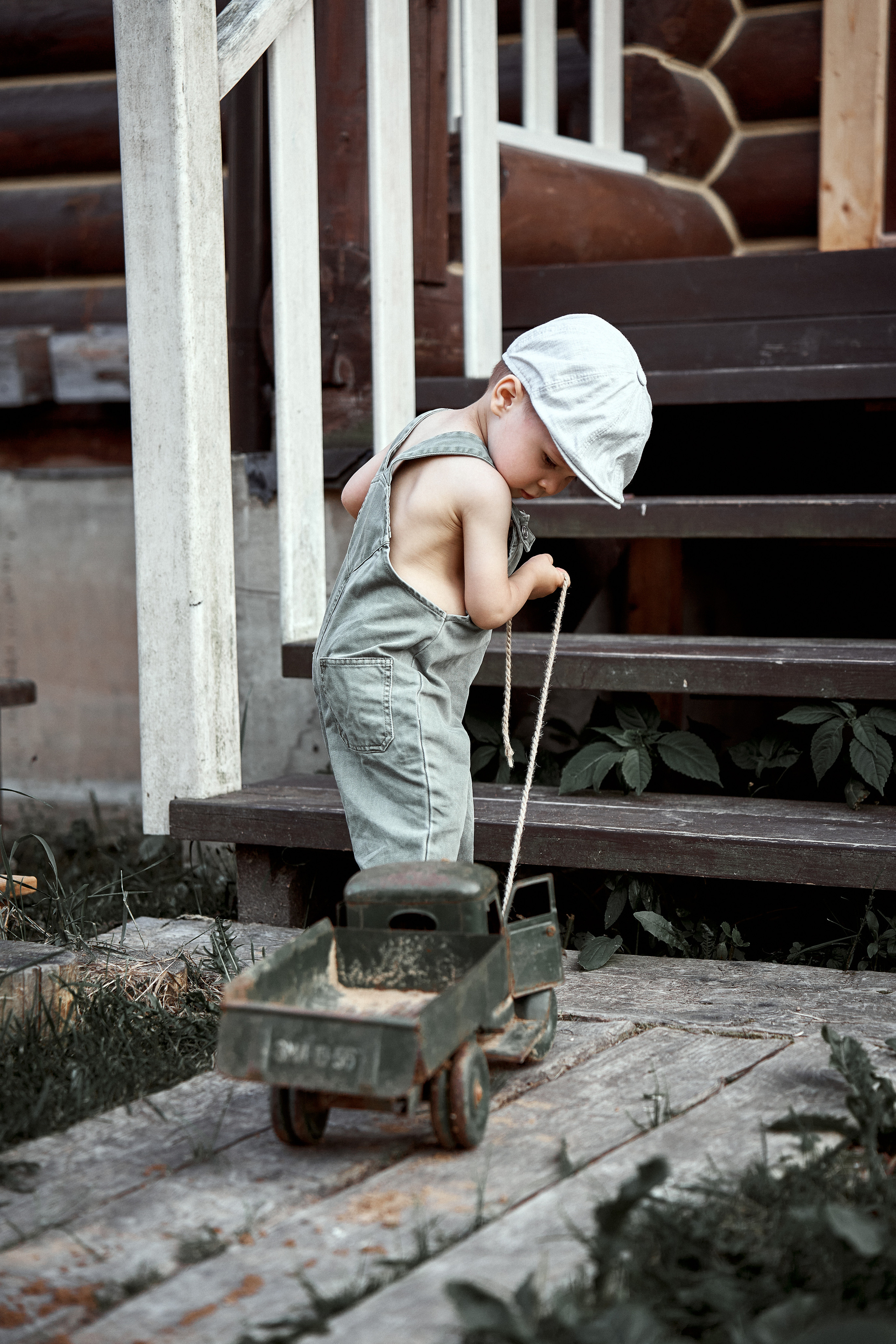 Фотографии малыша с машинками на природе