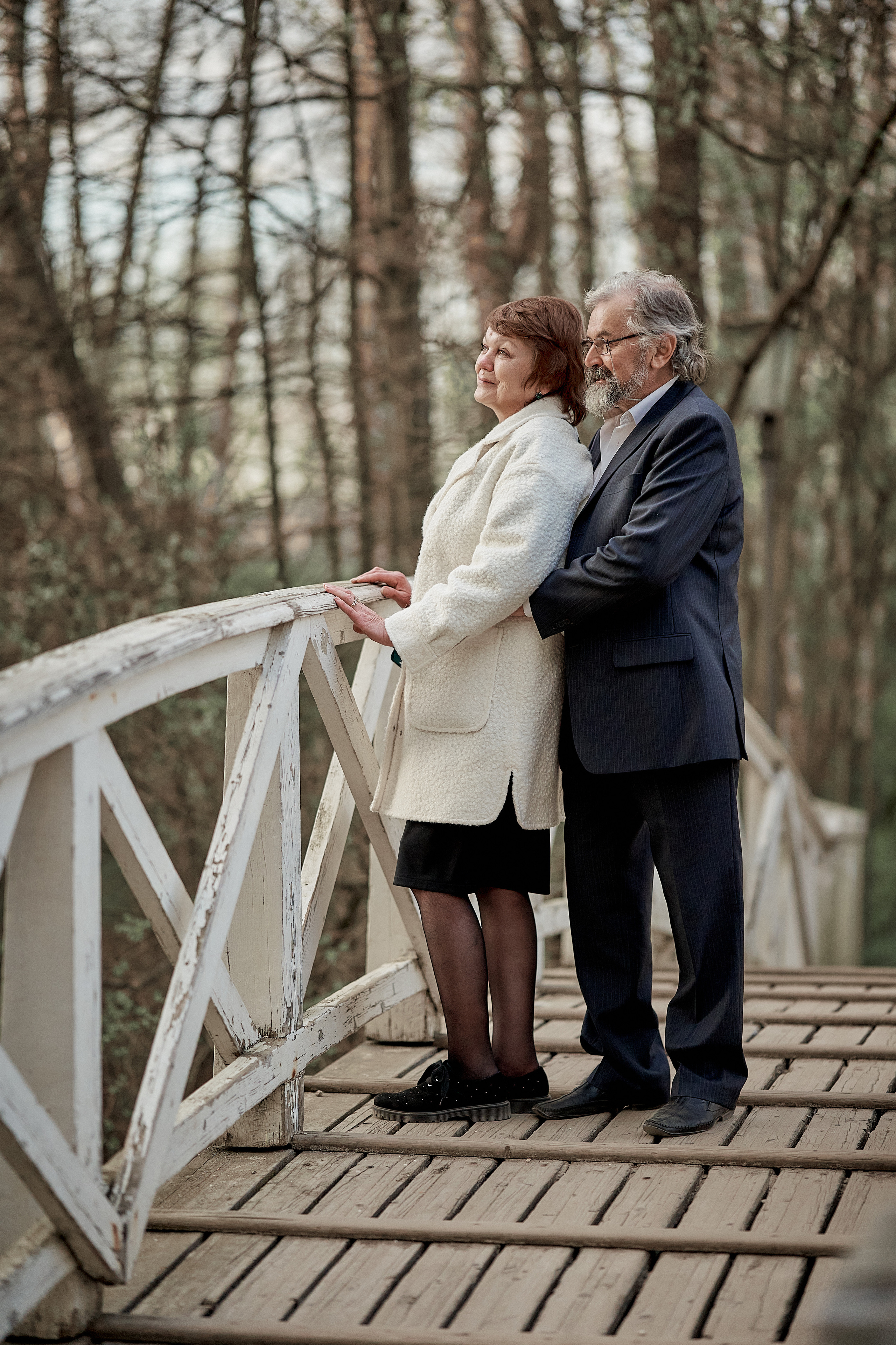 нежные обнимашки пожилой пары на горбатом мосту