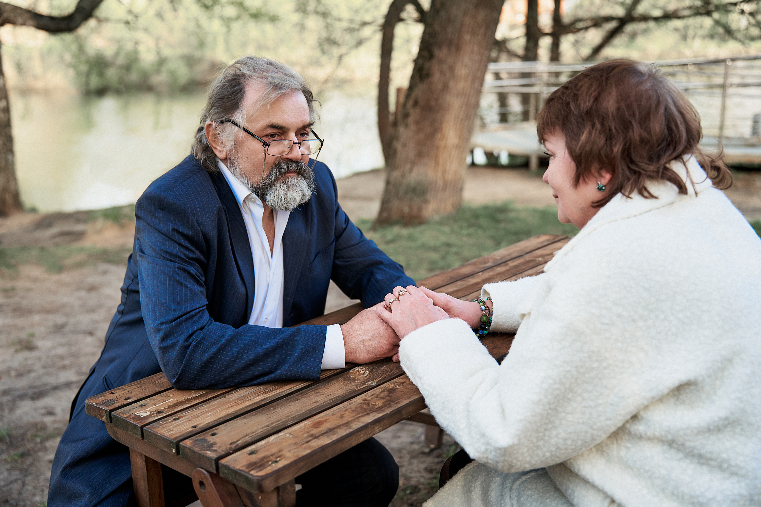 пара в возрасте гуляет в парке