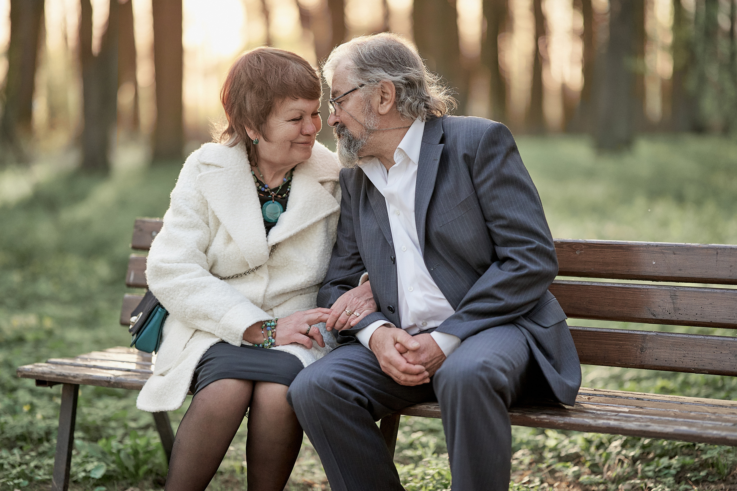 Пара на скамейке в парке весной летом
