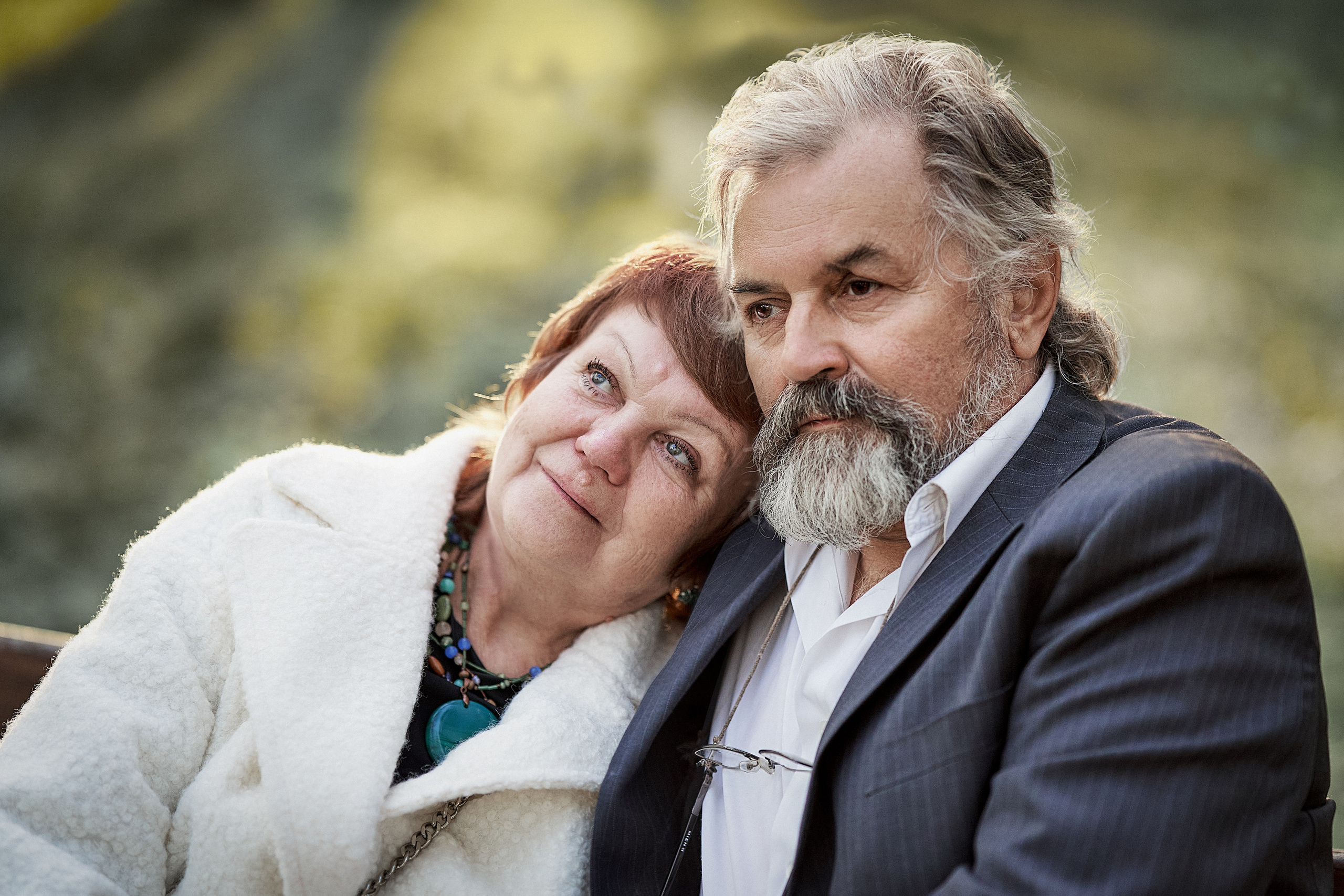 фотография семейной влюбленной пары в парке на скамейке