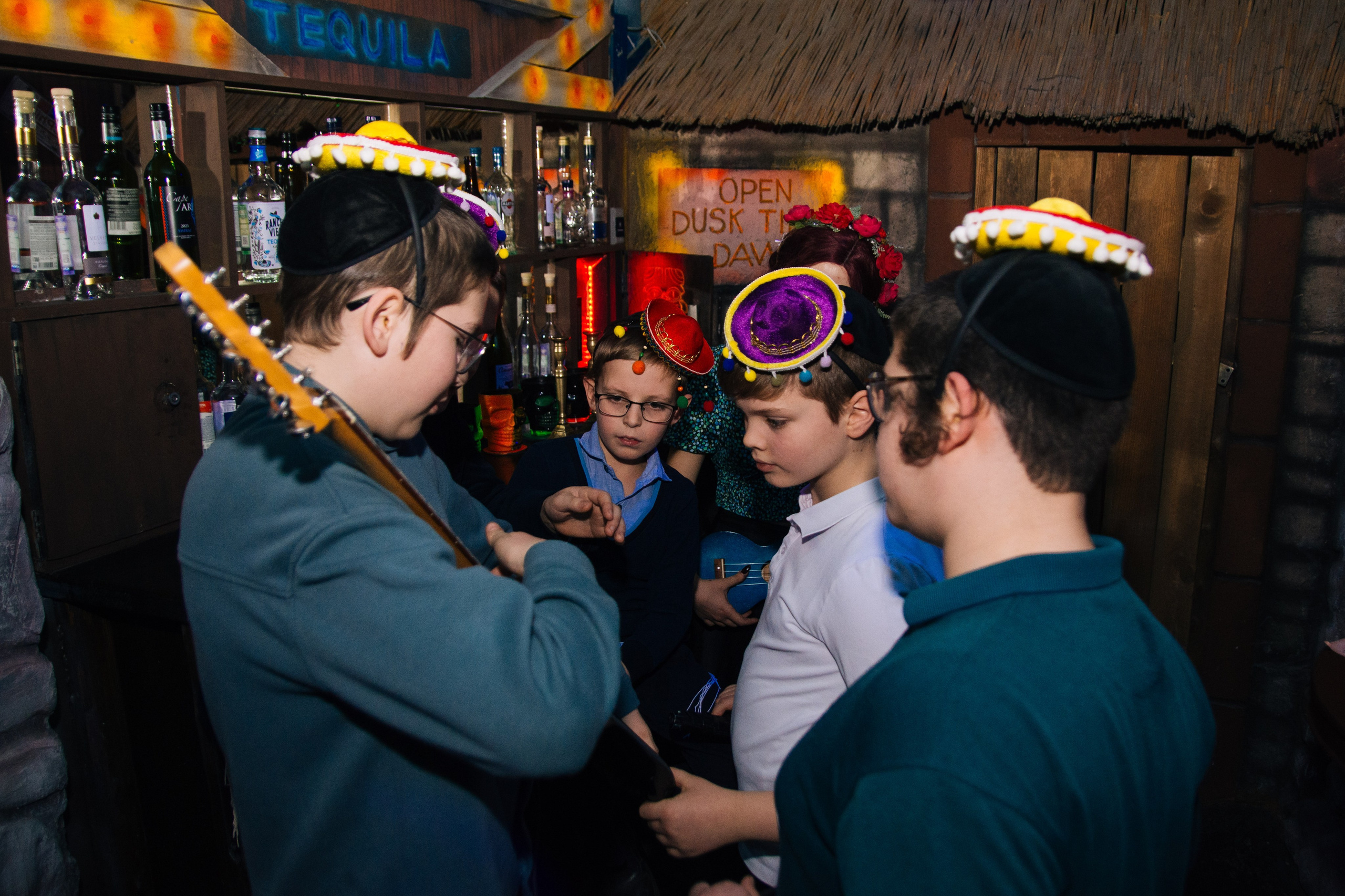 Квесты и праздники в Нелогике. Фотограф в Москве. Индивидуальные и парные съёмки, мероприятия, промо-съёмки для артистов