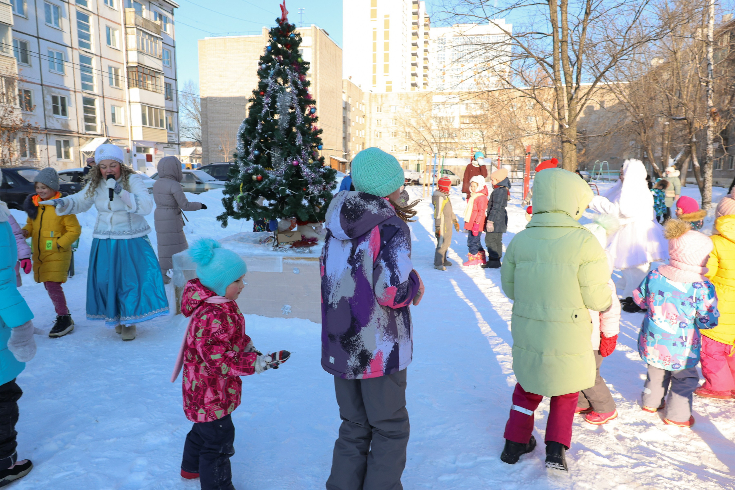 Новогодний праздник на улице