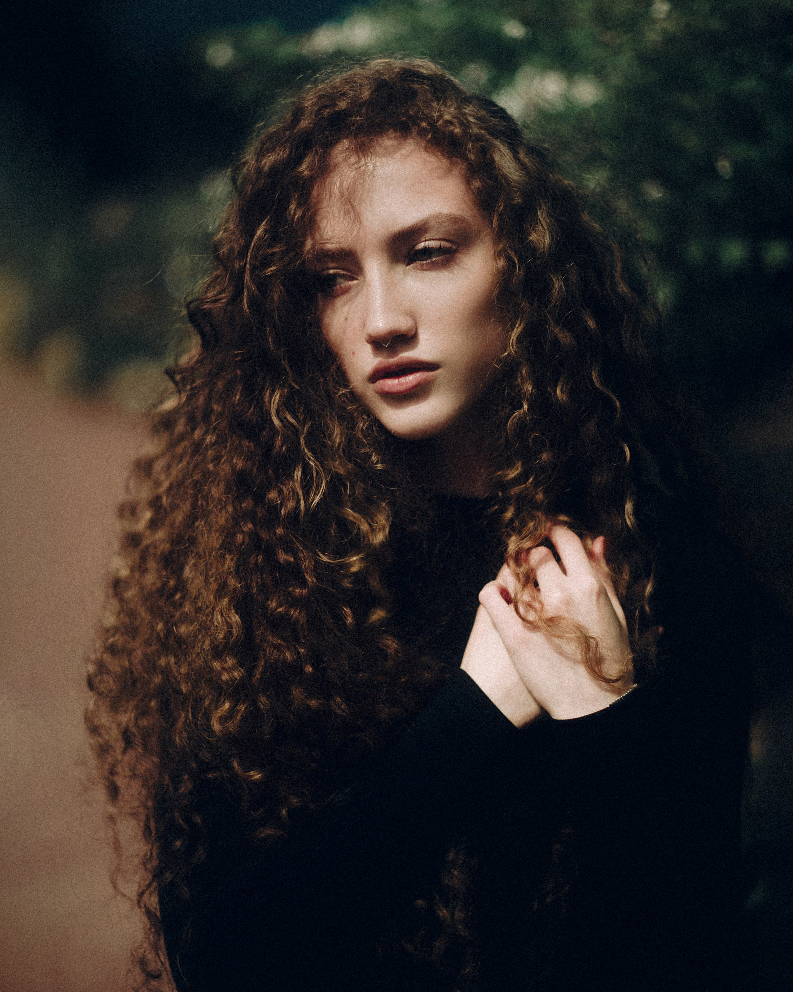 Прогулочная фотосессия в саду в Петербурге