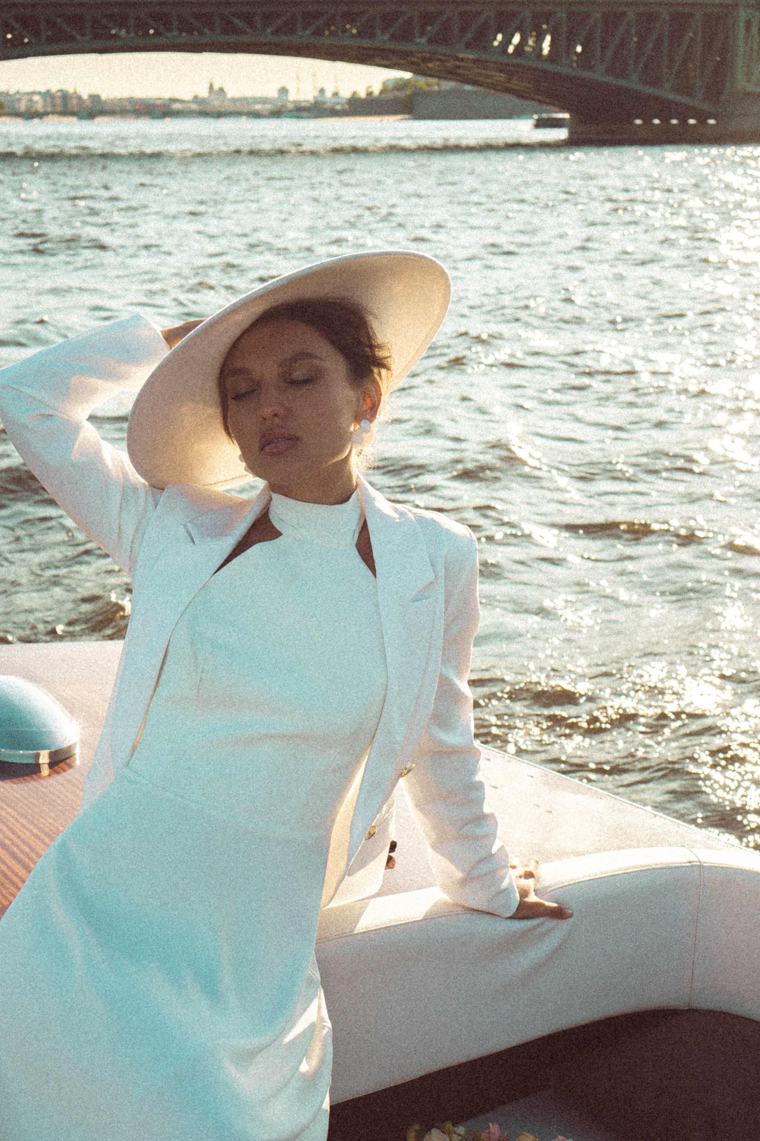 СВАДЕНБНАЯ СЬЕМКА НА КАТЕРЕ ПО КАНАЛАМ САНКТ-ПЕТЕРБУРГА И В АКВАТОРИИ НЕВЫ. Профессиональный фотограф, Санкт-Петербург — Виктория Богомолова