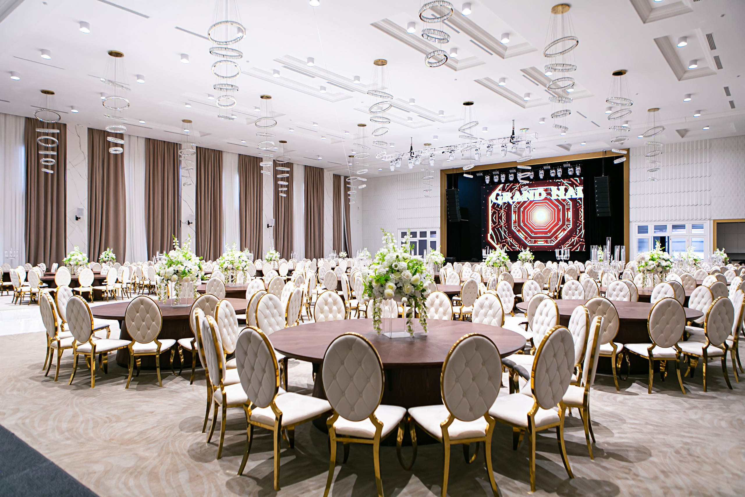 Банкетный зал Grand Holl. Контент фотограф, съемка для маркетплейсов, фуд съемка и репортажи в Новосибирске Ралия Галеева