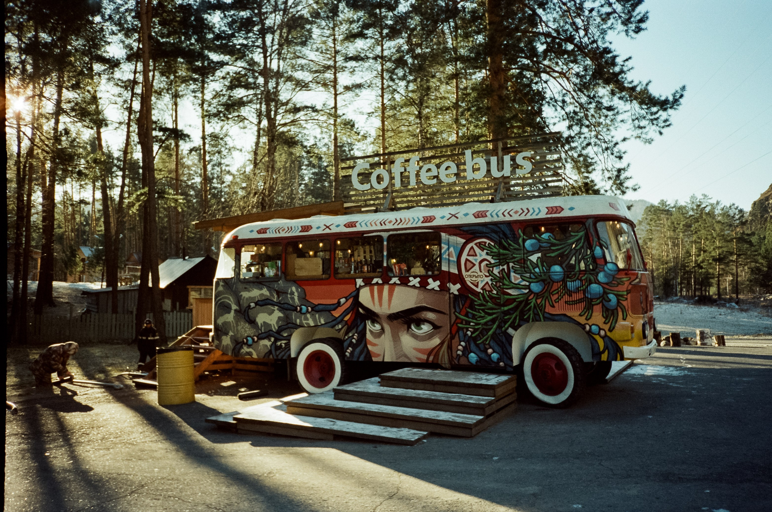 Кафе-автобус Coffee Bus в Чемале. Зимний Алтай. Фотограф-документалист Мария Осокина