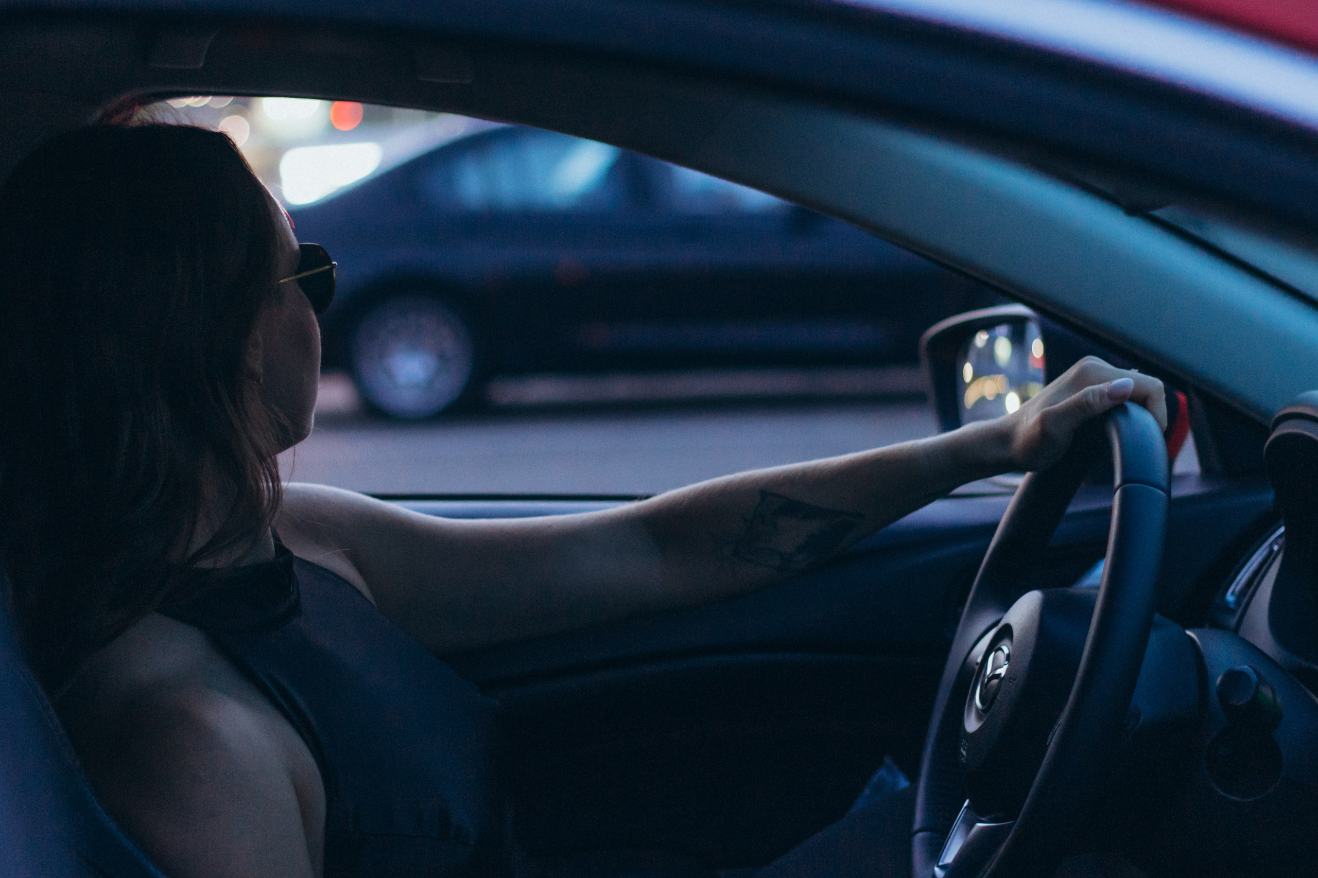 Girl and Car. Фотограф Красноярск Архипова Алина