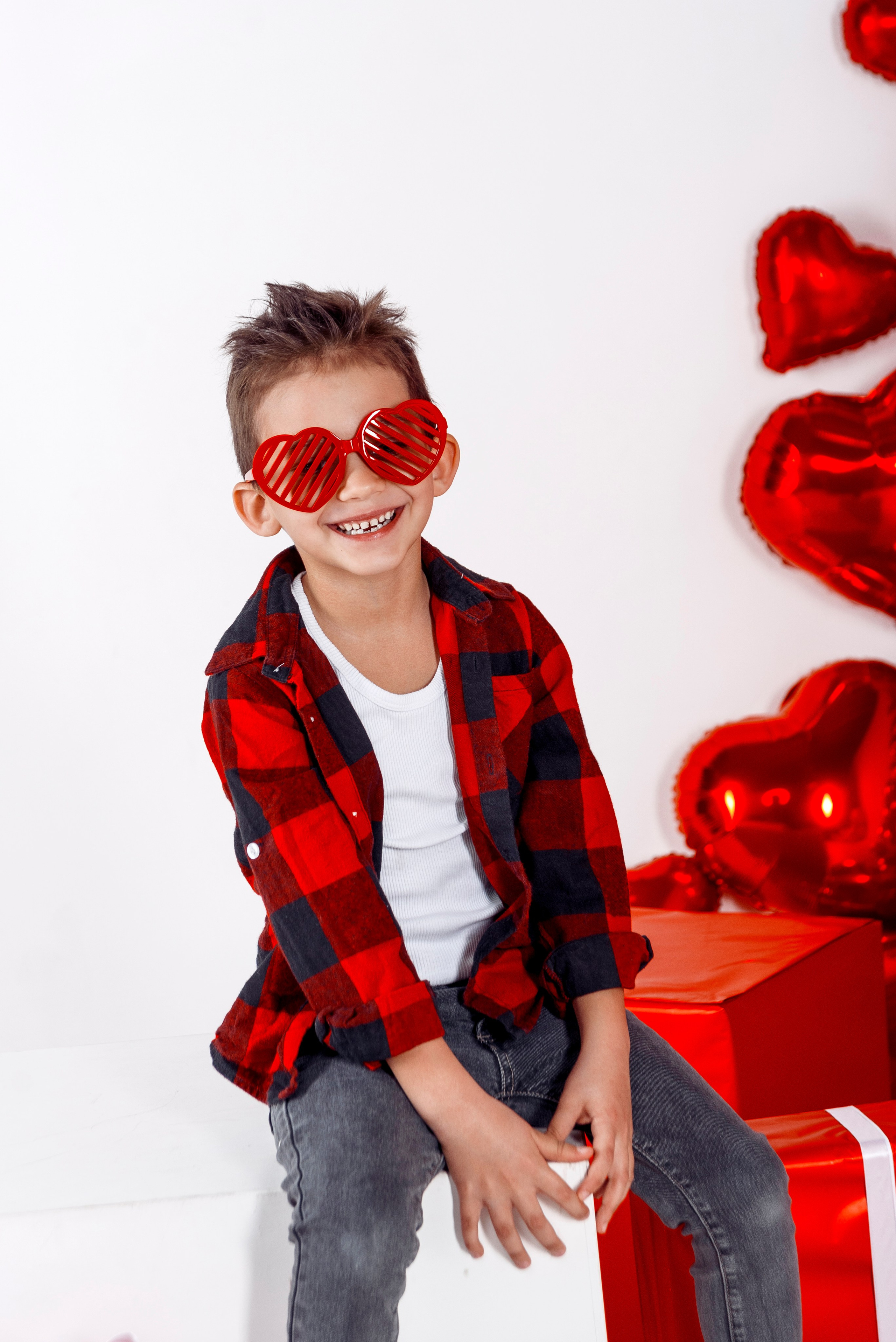 Детская фотосессия с красными сердцами в фотостудии Сочи. Детский студийный фотограф Сочи