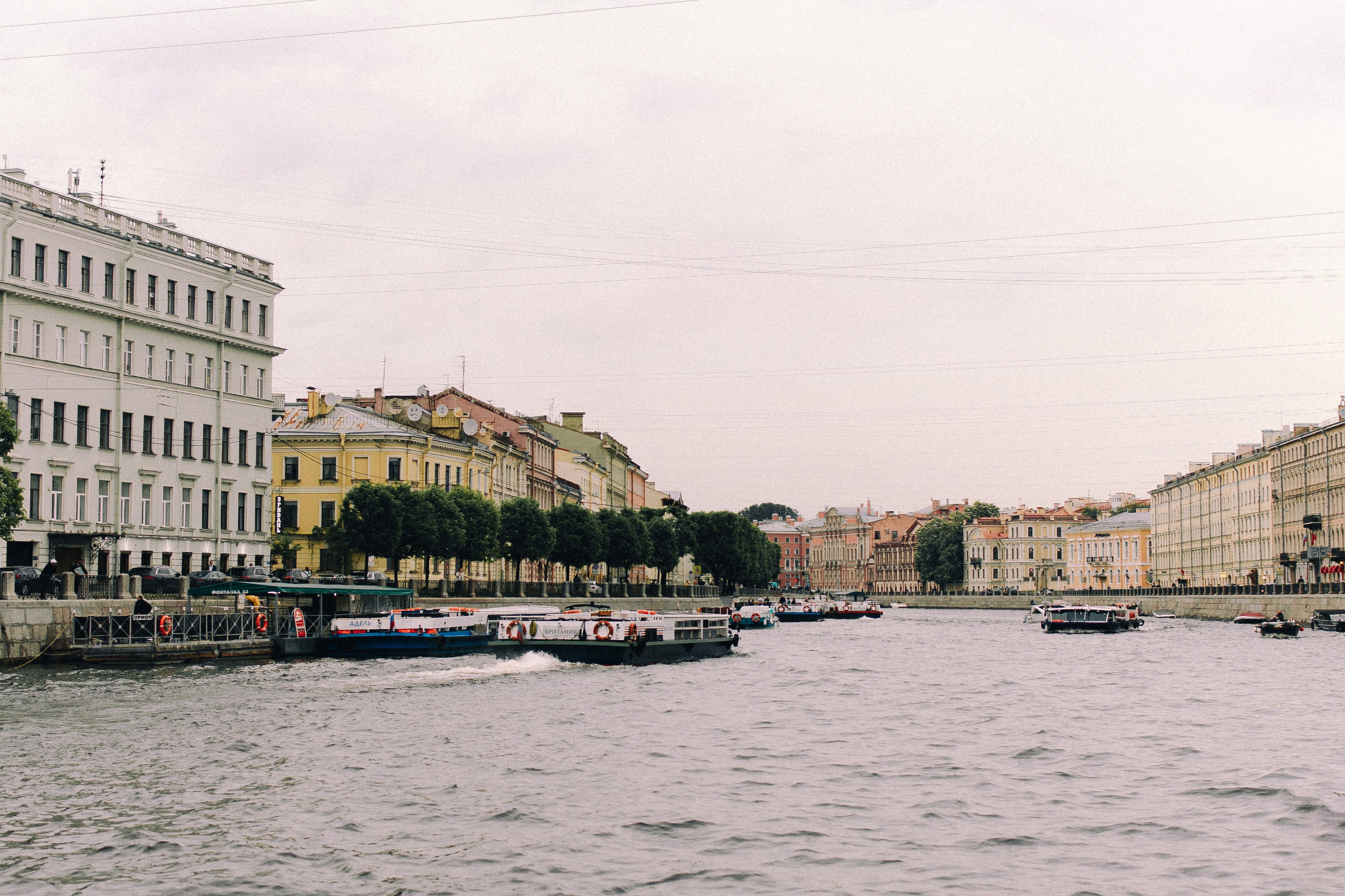 На катере. ФОТОГРАФ РОЗА ФИЛИНА СПб I МОСКВА