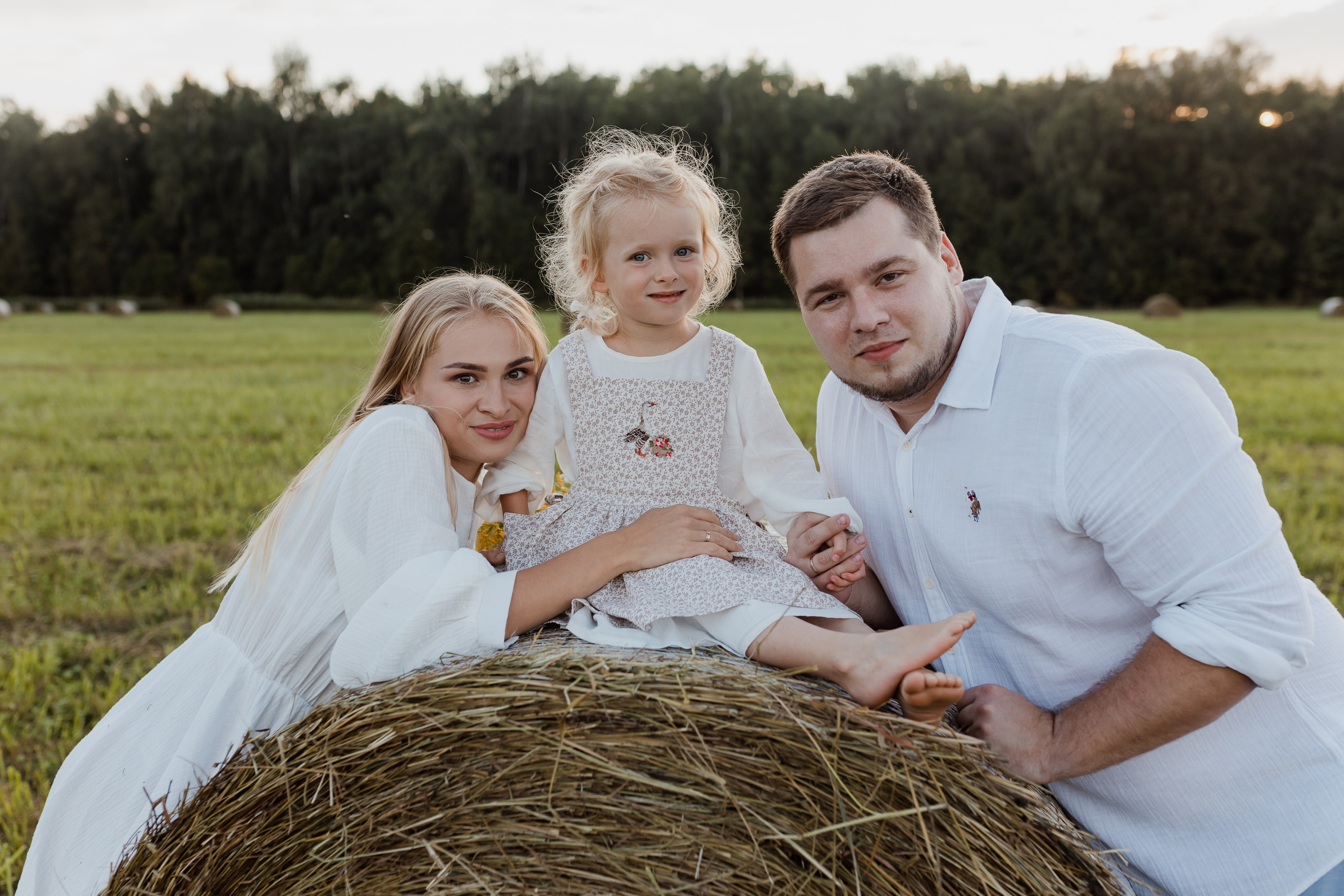 Семья Смирновых в поле с сеном. Семейный и детский фотограф в городе Подолск МО Крылова Ирина