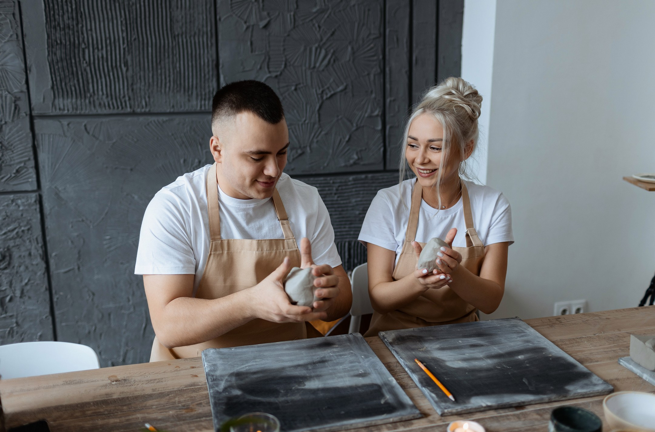  Романтичная пара лепит глину за гончарным кругом в Москве  