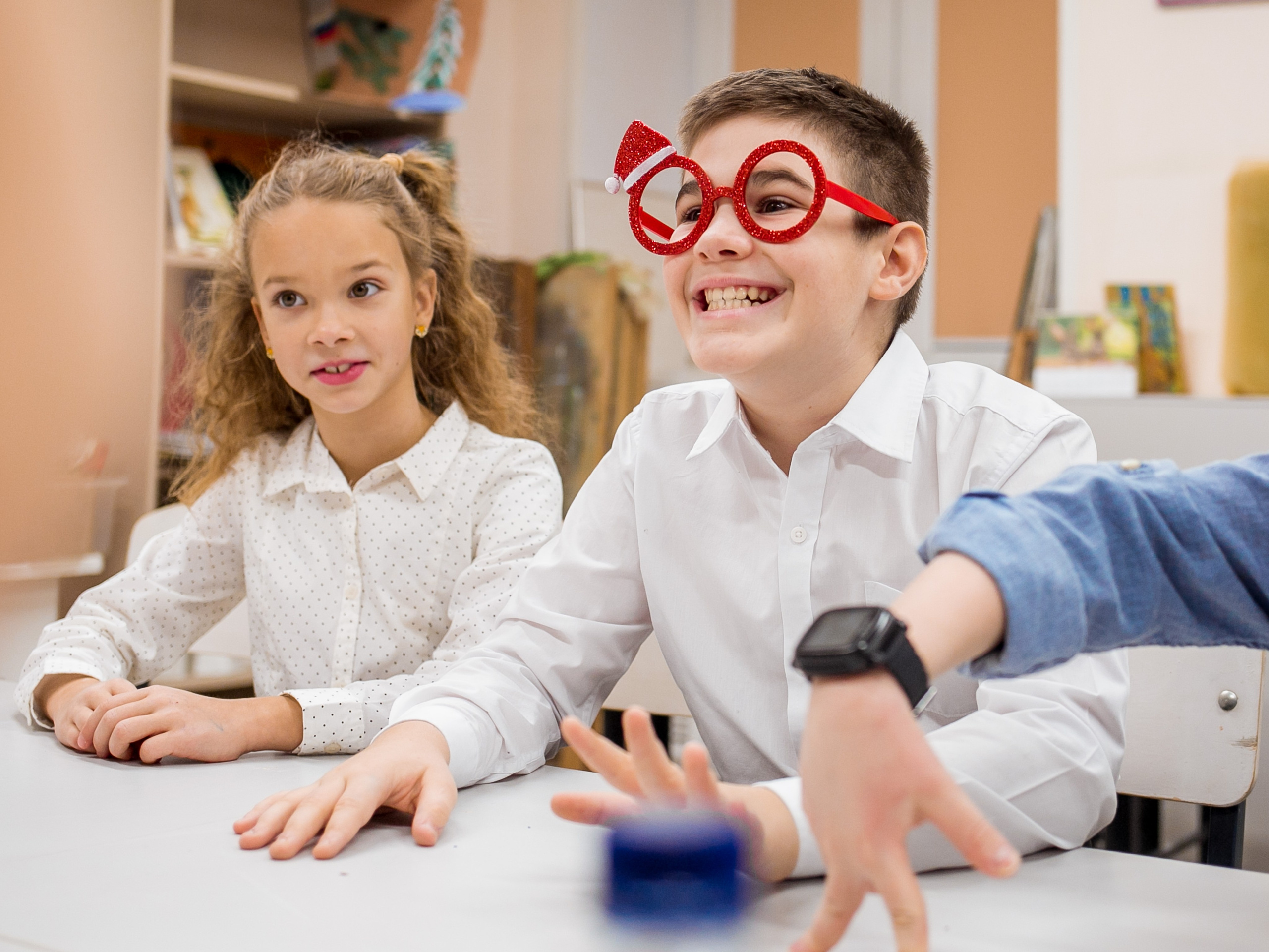 Школьники делают поделки к Новому году. Репортажный фотограф Борис Геер