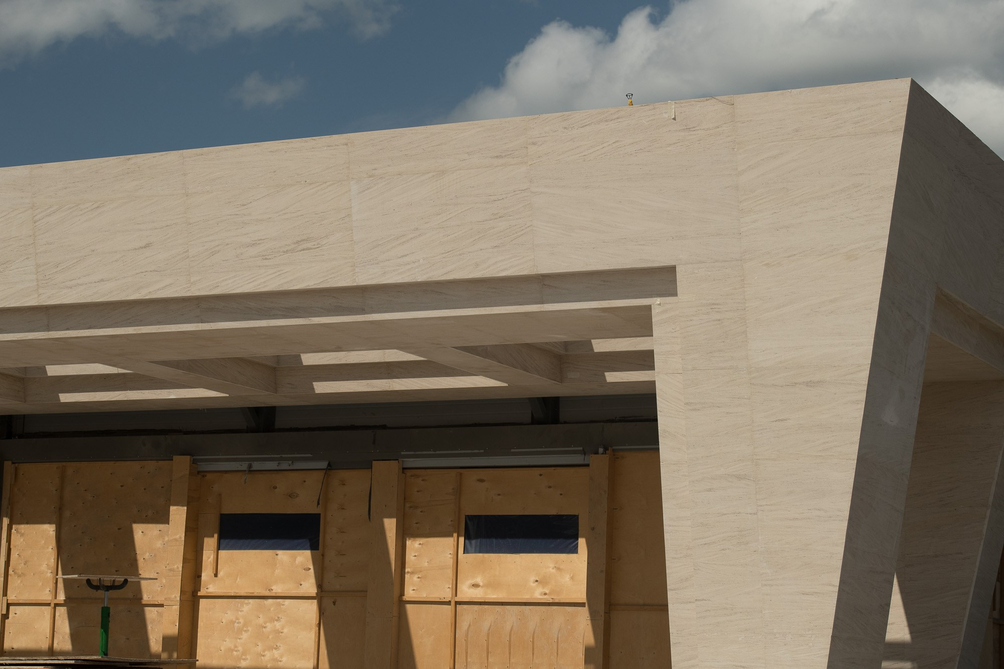 Облицовка фасадов здания камнем. Профессиональная фотосъемка. Ростов-на-Дону