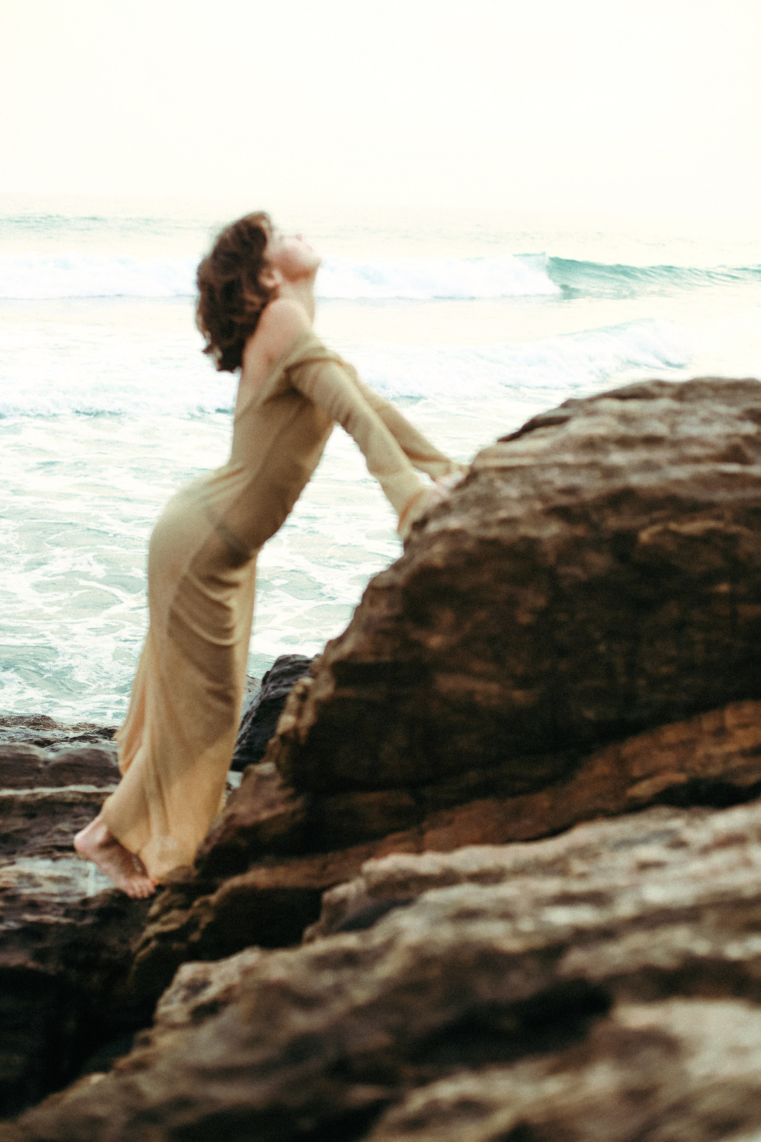 Эстетичные кадры на закате: девушка в прозрачном платье на камнях у отеля Naomi Beach | Нюд-фото. Фотограф на Шри-Ланке