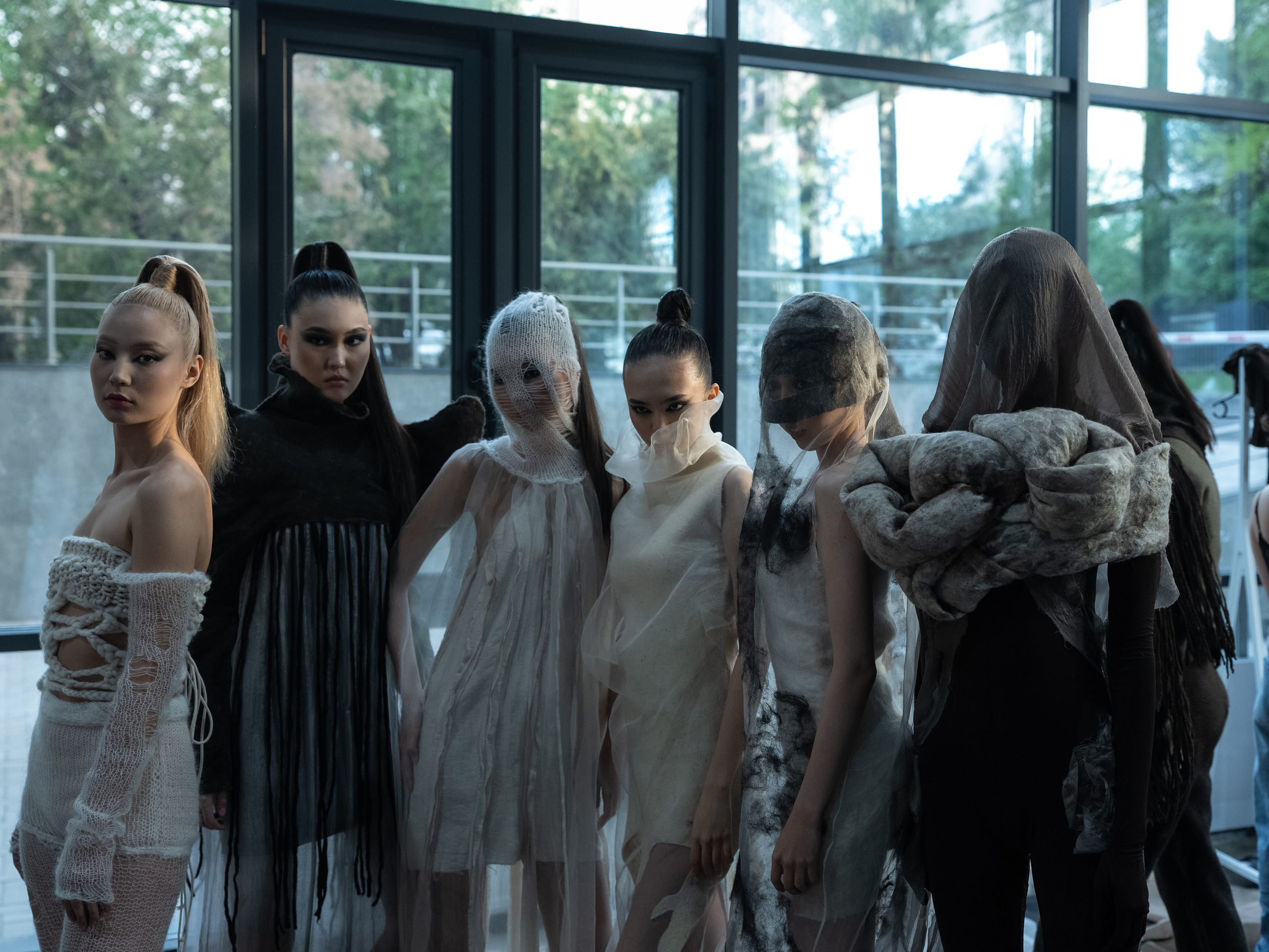 Visa Fashion Week Pre-Fall 2026 April BackStage Day 1. Сайт Алматинского НЮ АРТ, будуар и фэшн фотографа Дениса Карпенко
