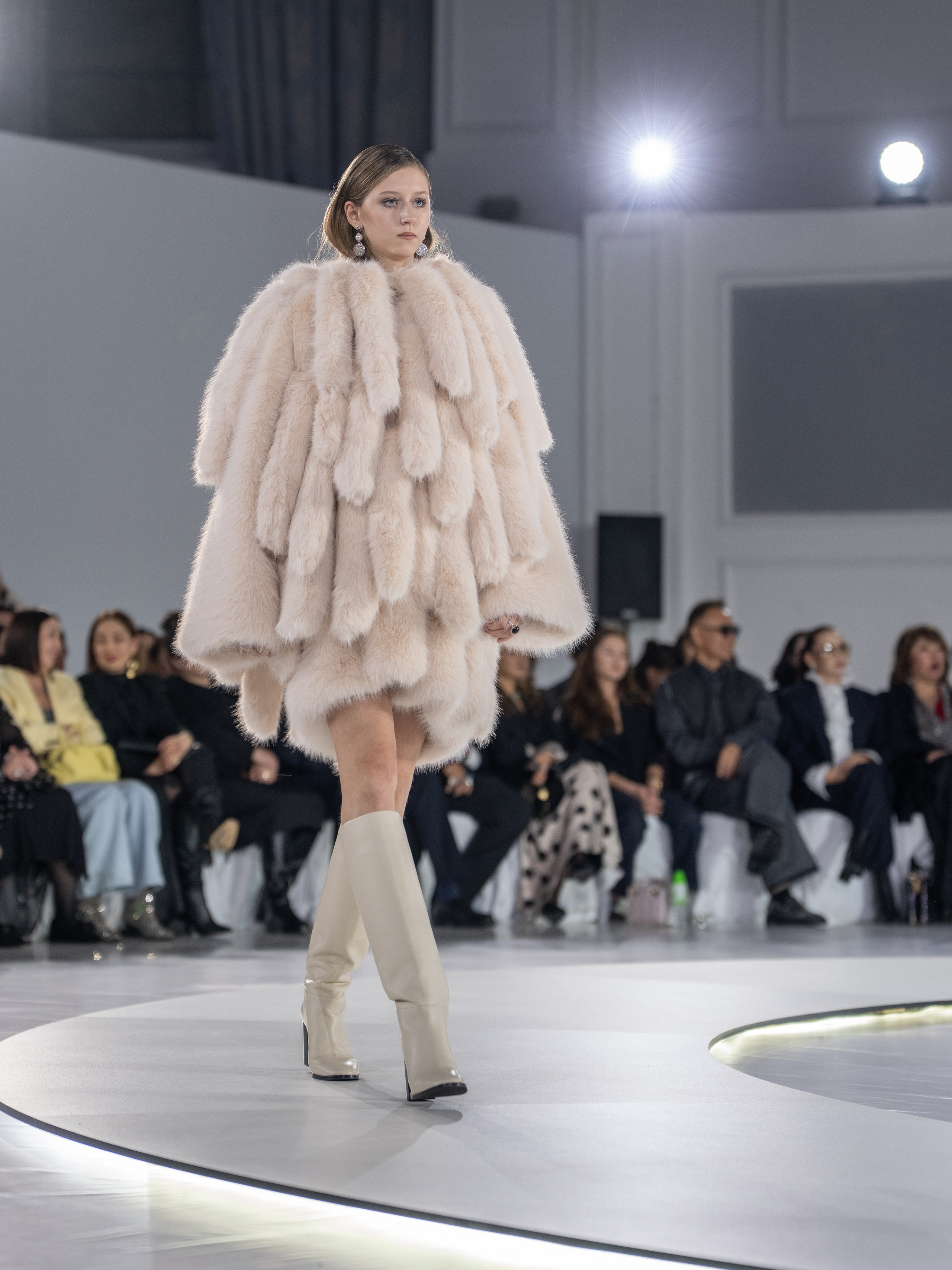 Дизайнер Arunaz. Сайт Алматинского НЮ АРТ, будуар и фэшн фотографа Дениса Карпенко