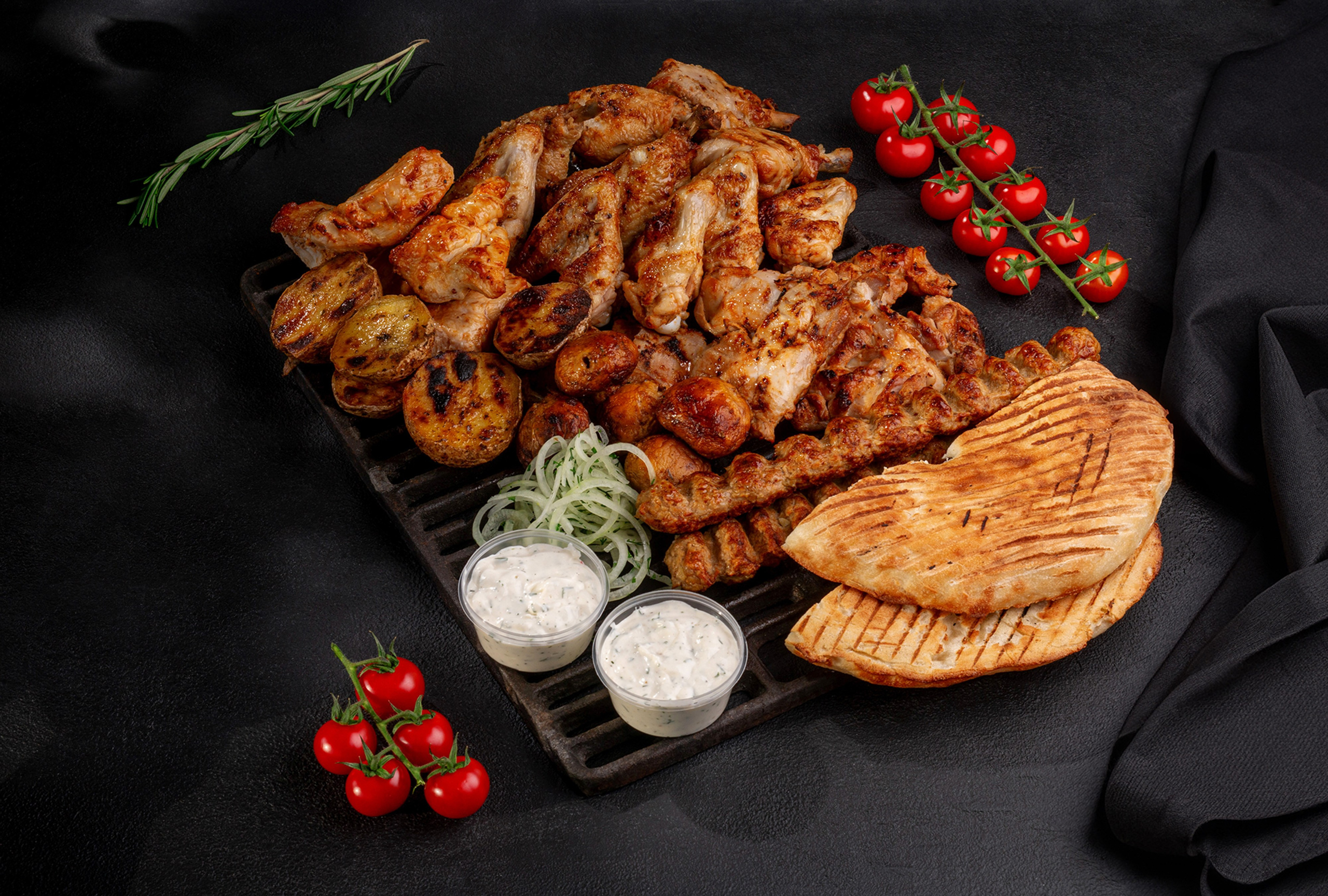 Большой мясной гриль сет с картофелем, лепёшками и соусами на чёрном фоне, фуд фотосъёмка ресторана «Мясо, кстати», Энгельс