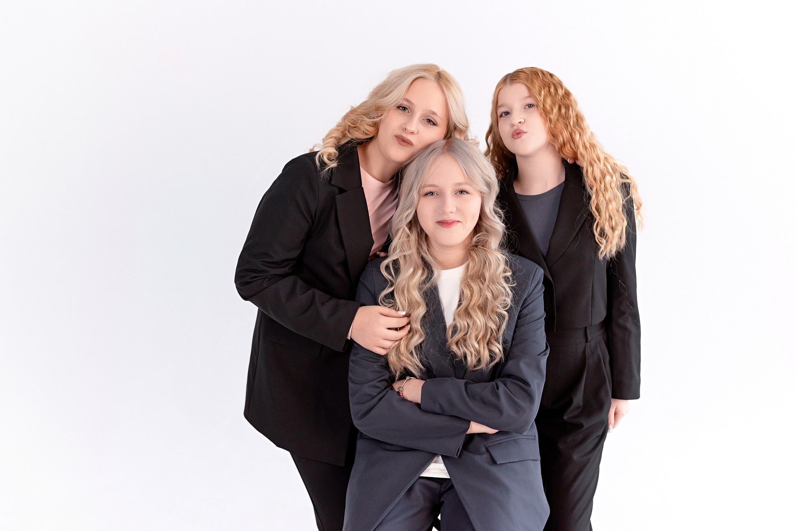 Фотосессия 9 класса в студии Circle для выпускных альбомов в Сургуте