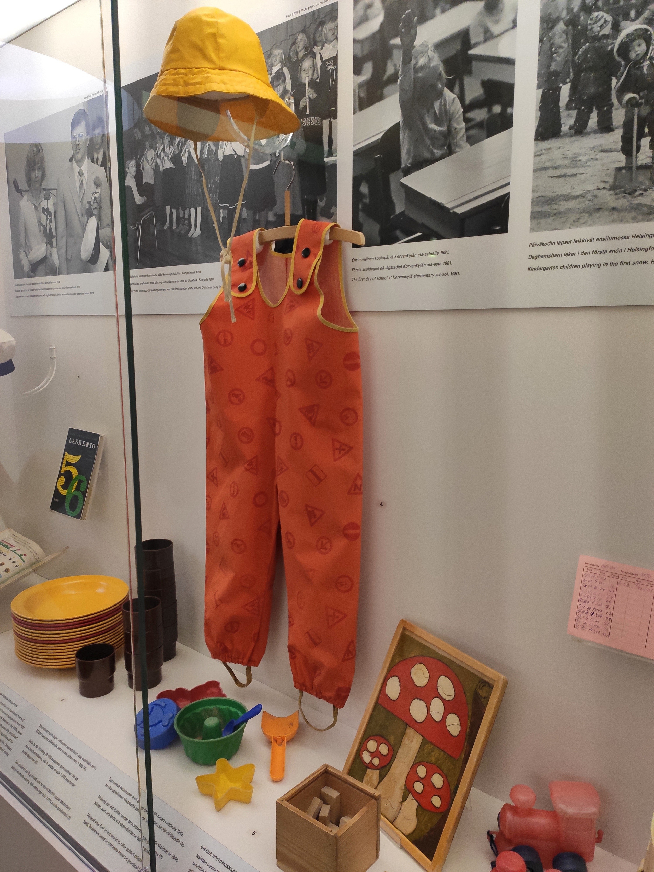 Интересный зал, посвященный поддержке материнства. Ежегодный набор Kela новорожденным, включает большую коробку-кровать и более 70 вещей от комбинезона до погремушек. Каждый год активные обсуждения принта на одежде.  