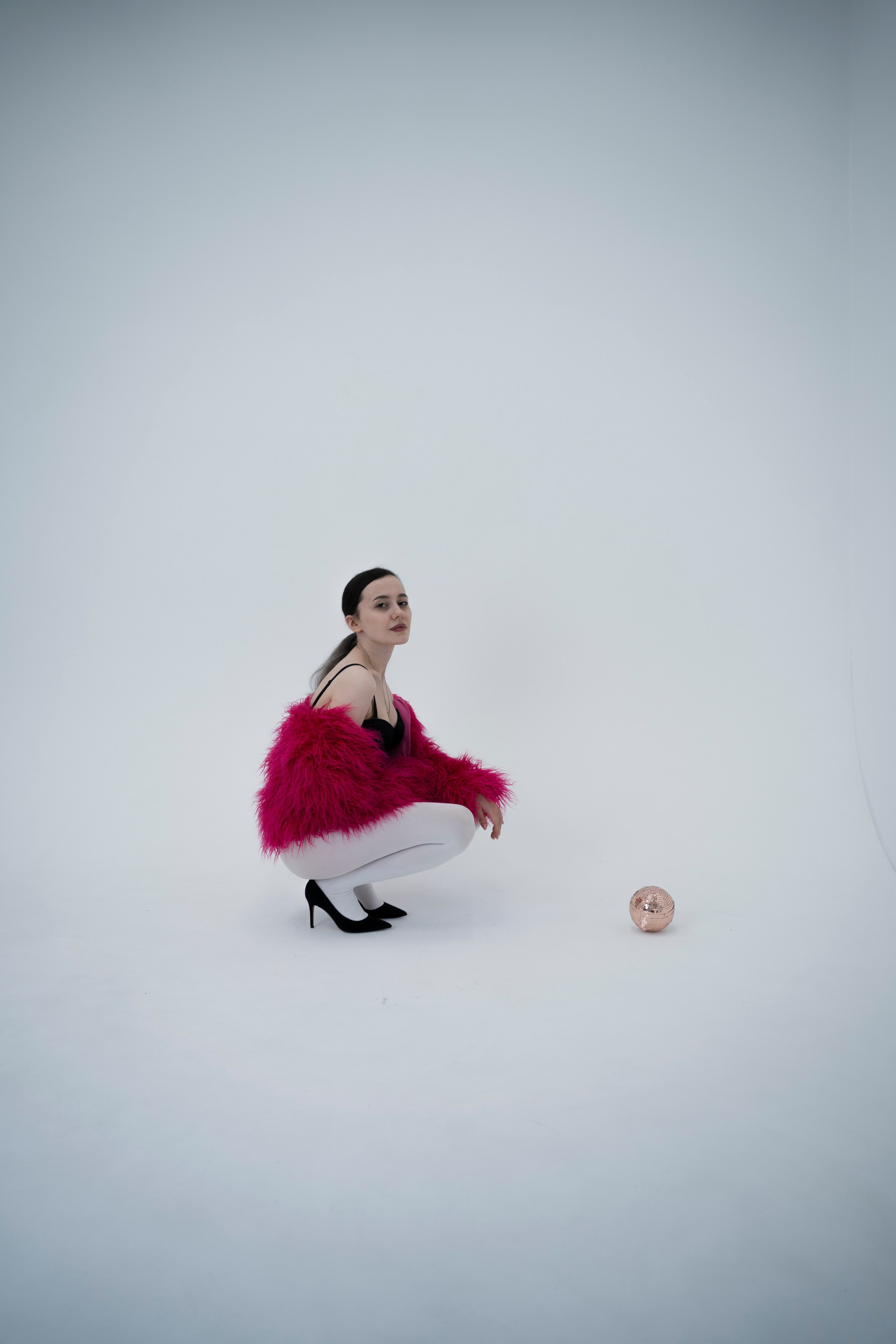 ДЕВОЧКА НА ШАРЕ. Главная