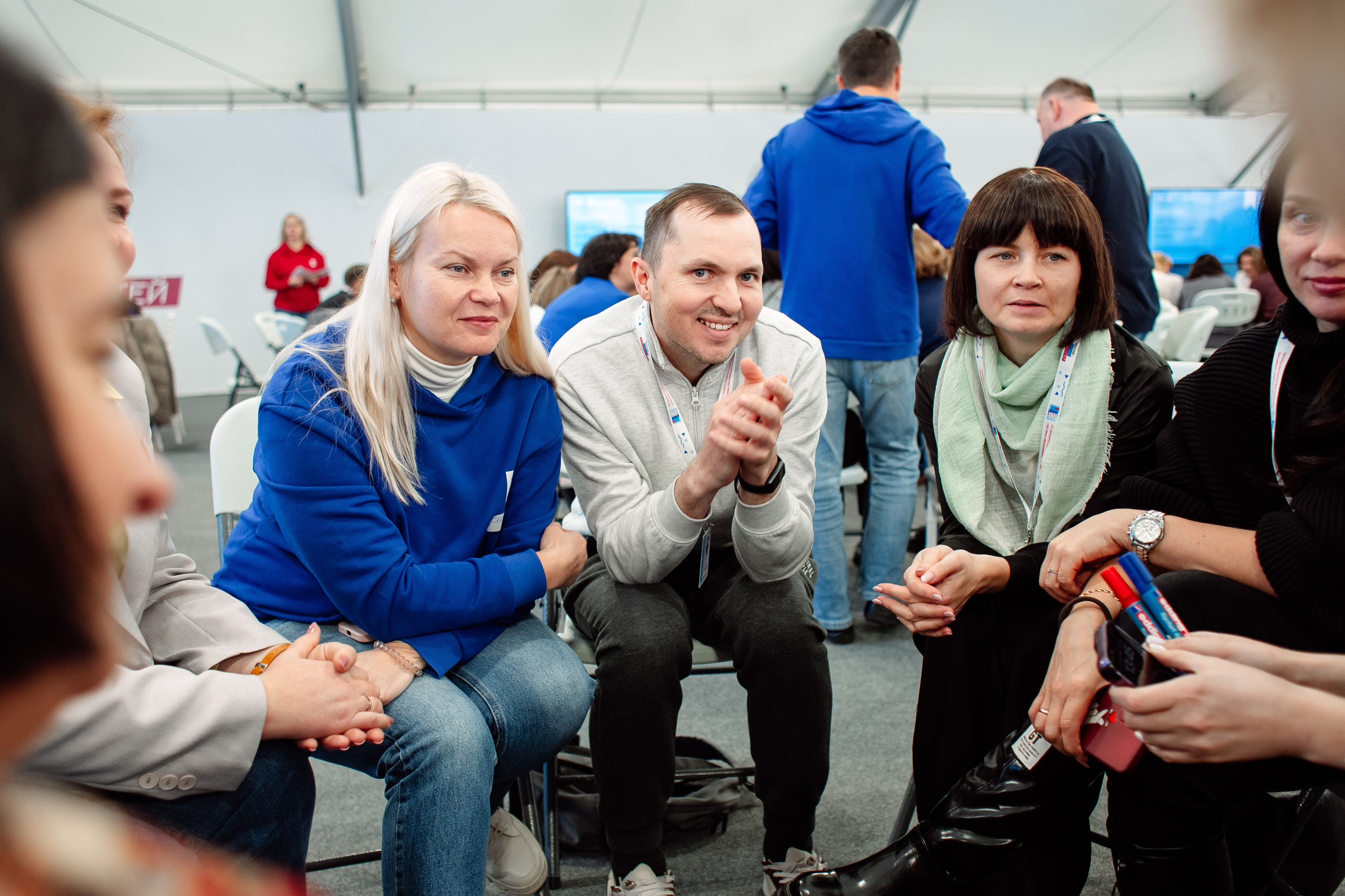 Обсуждение группой людей дальнейших действий.
