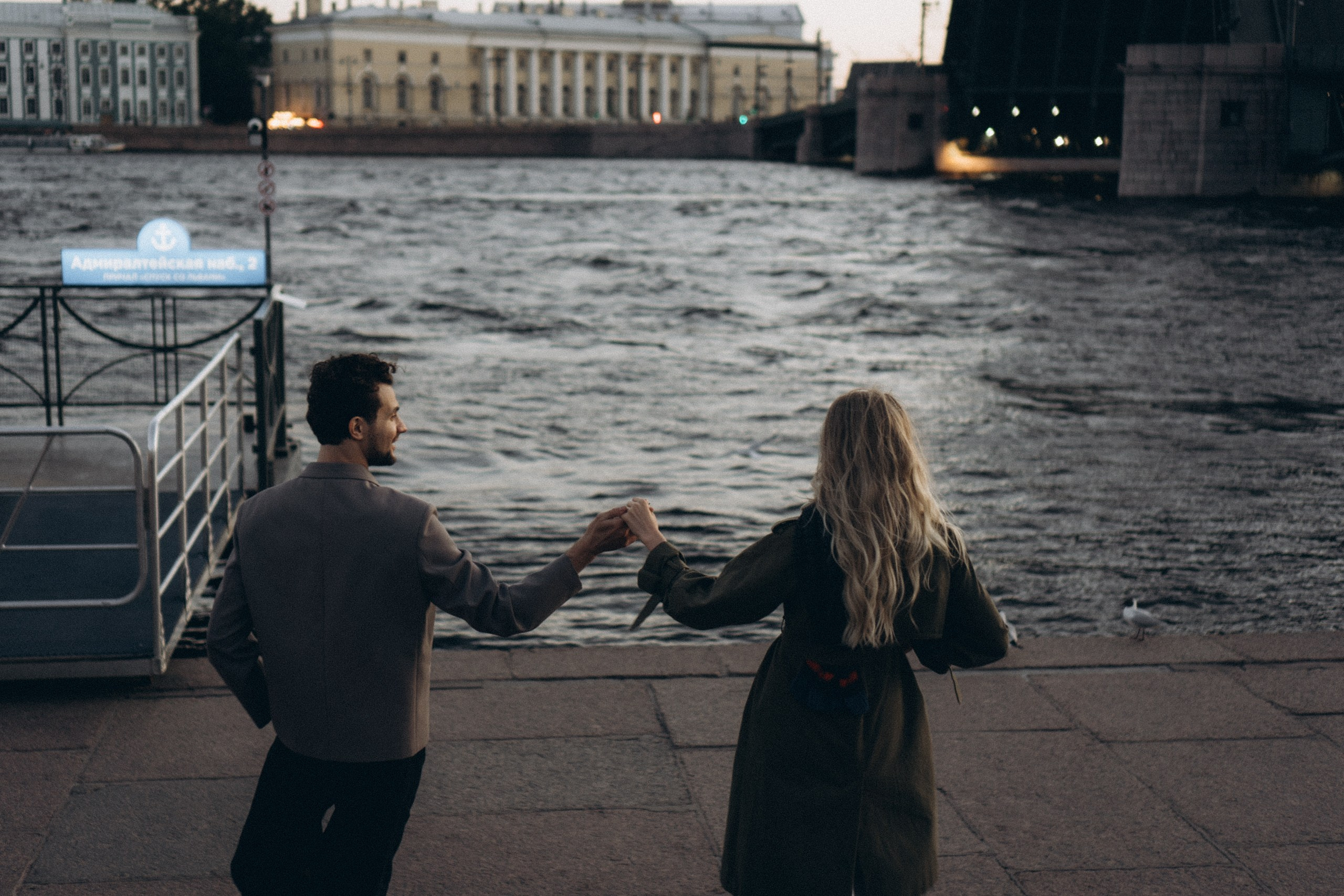 СВАДЕБНАЯ СЬЕМКА ПАРЫ НА РАССВЕТЕ В БЕЛЫЕ НОЧИ И ПРОГУЛКА С РАЗВОДНЫМИ МОСТАМИ И ПИКНИК ВОЗЛЕ ИСАКИЕВСКОГО СОБОРА. Профессиональный фотограф, Санкт-Петербург — Виктория Богомолова
